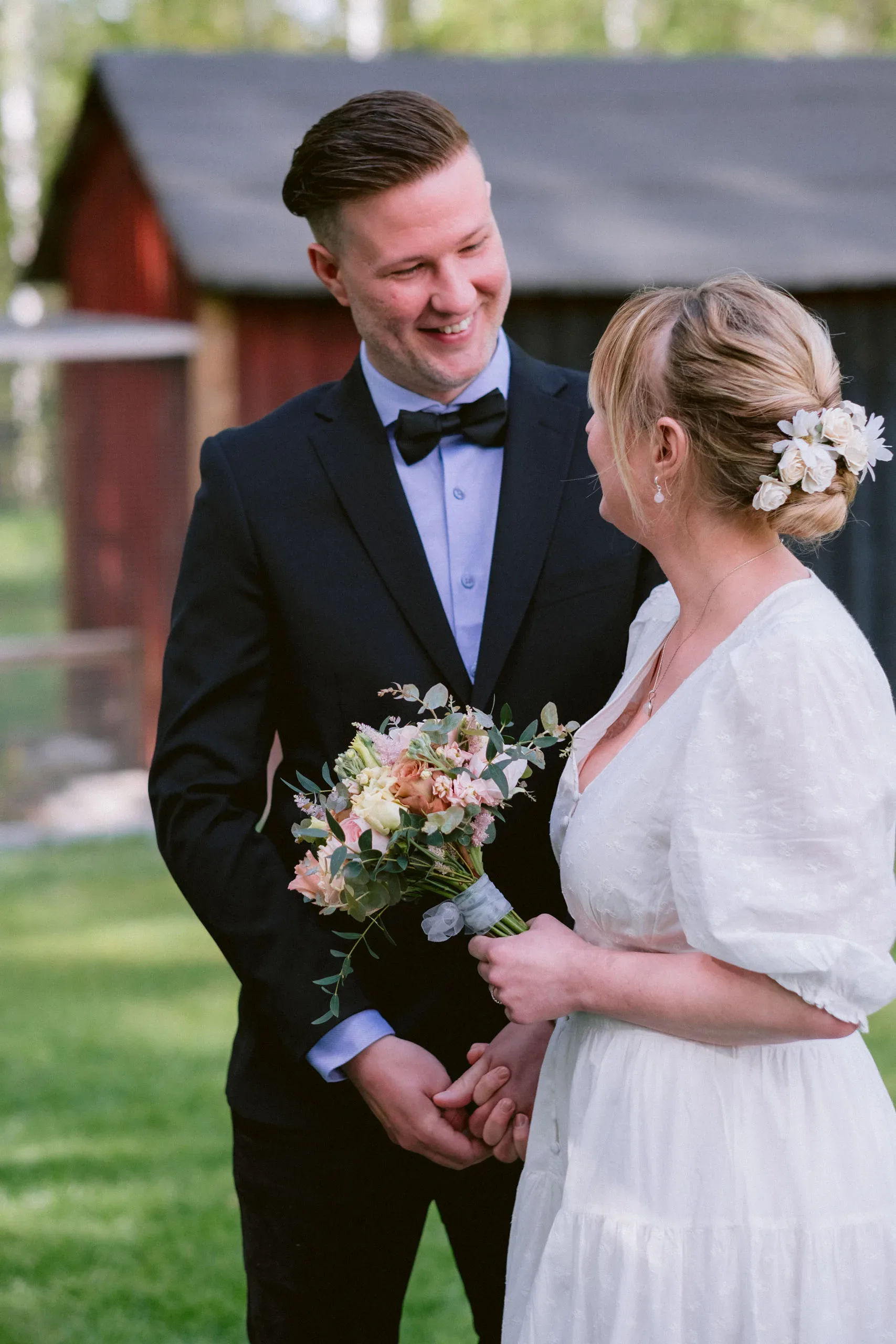 Camilla & Robin under sitt trädgårdsbröllop i Stigtomta bild 4