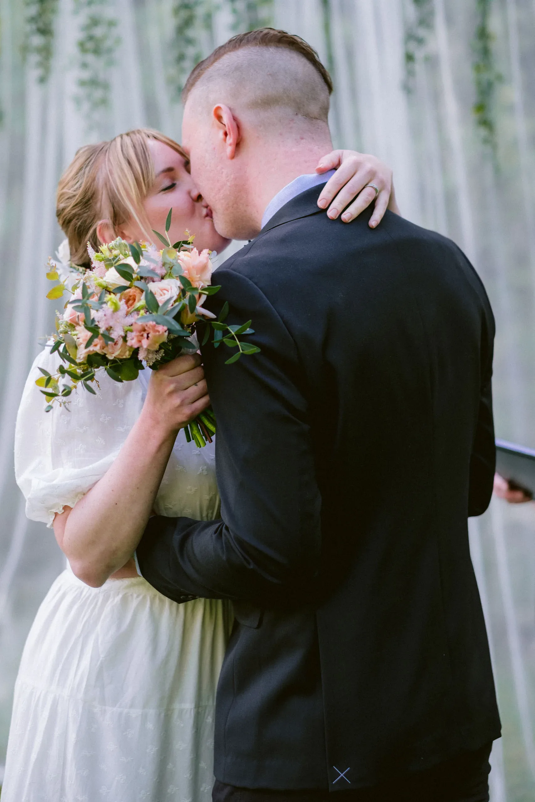 Camilla & Robin under sitt trädgårdsbröllop i Stigtomta bild 6