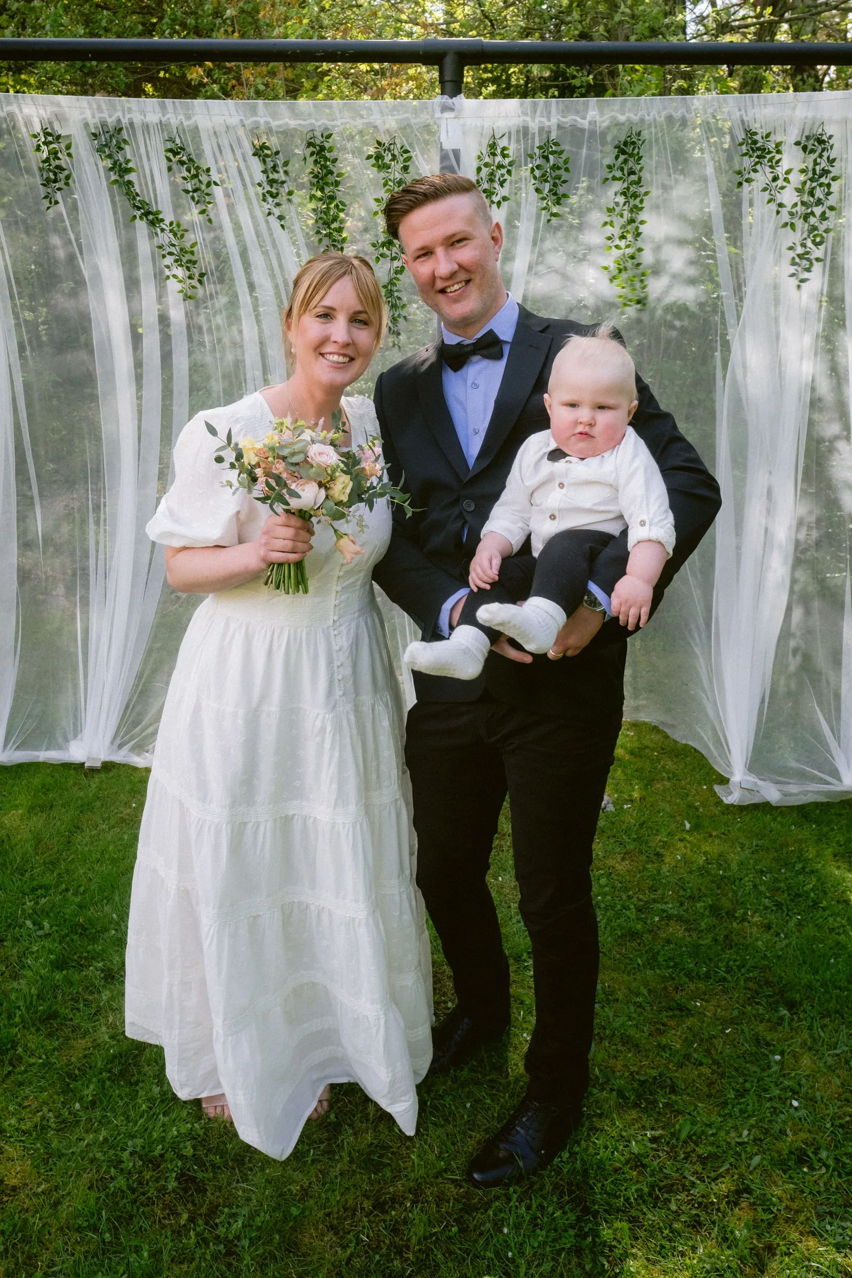 Camilla & Robin under sitt trädgårdsbröllop i Stigtomta bild 7