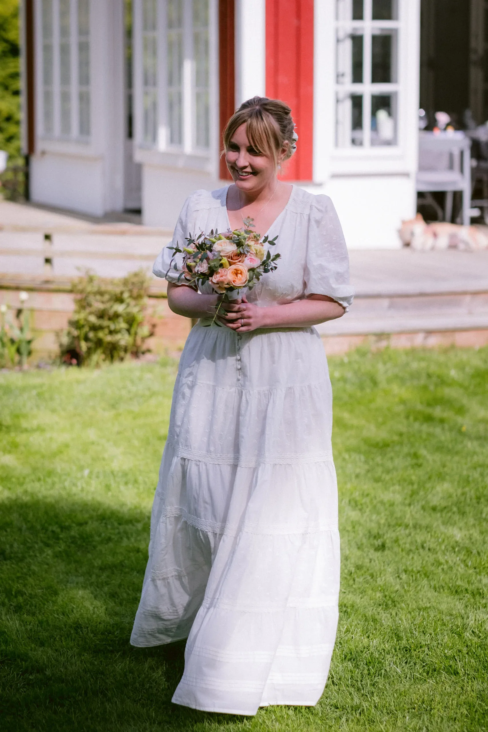 Camilla & Robin under sitt trädgårdsbröllop i Stigtomta bild 2