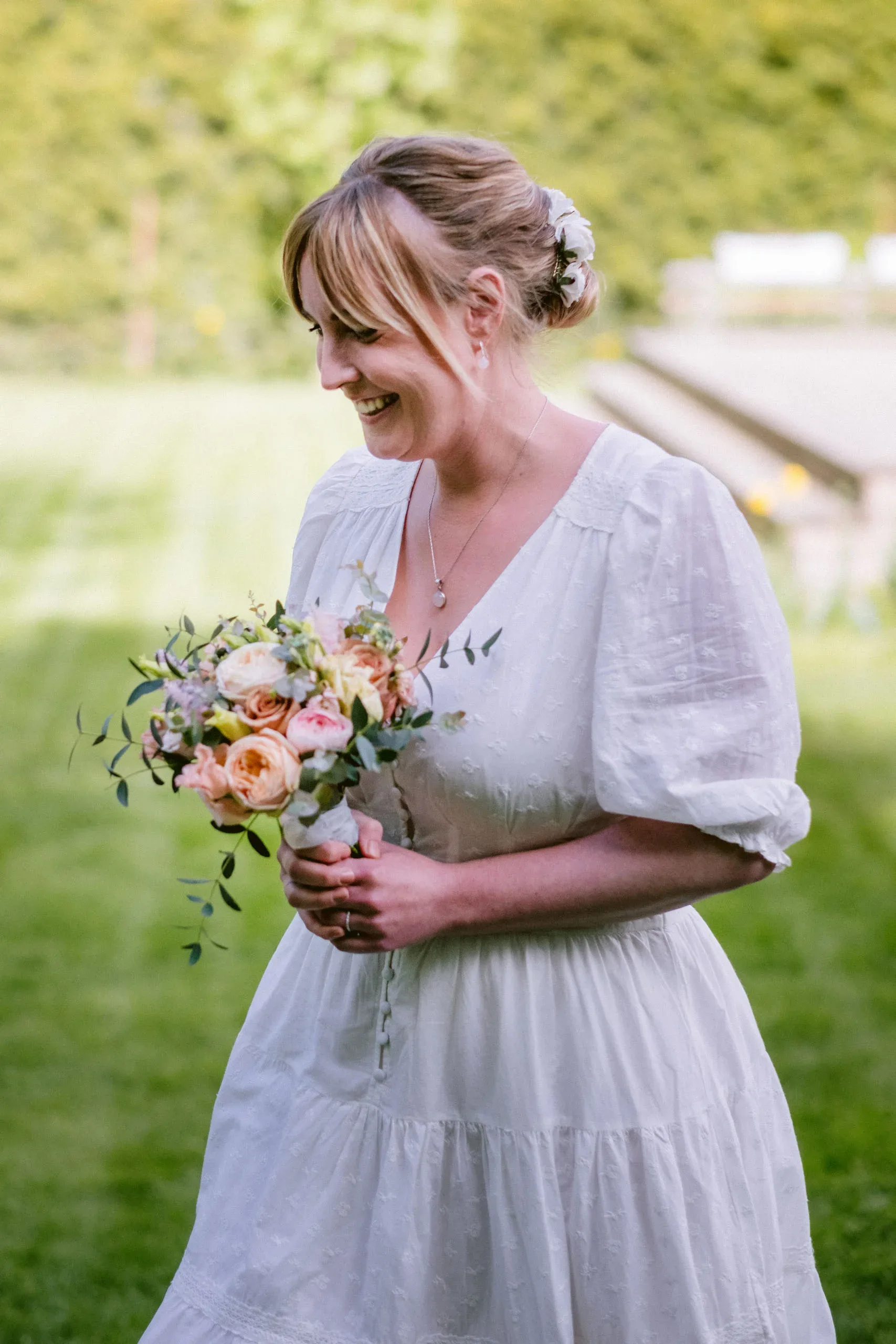 Camilla & Robin under sitt trädgårdsbröllop i Stigtomta bild 3