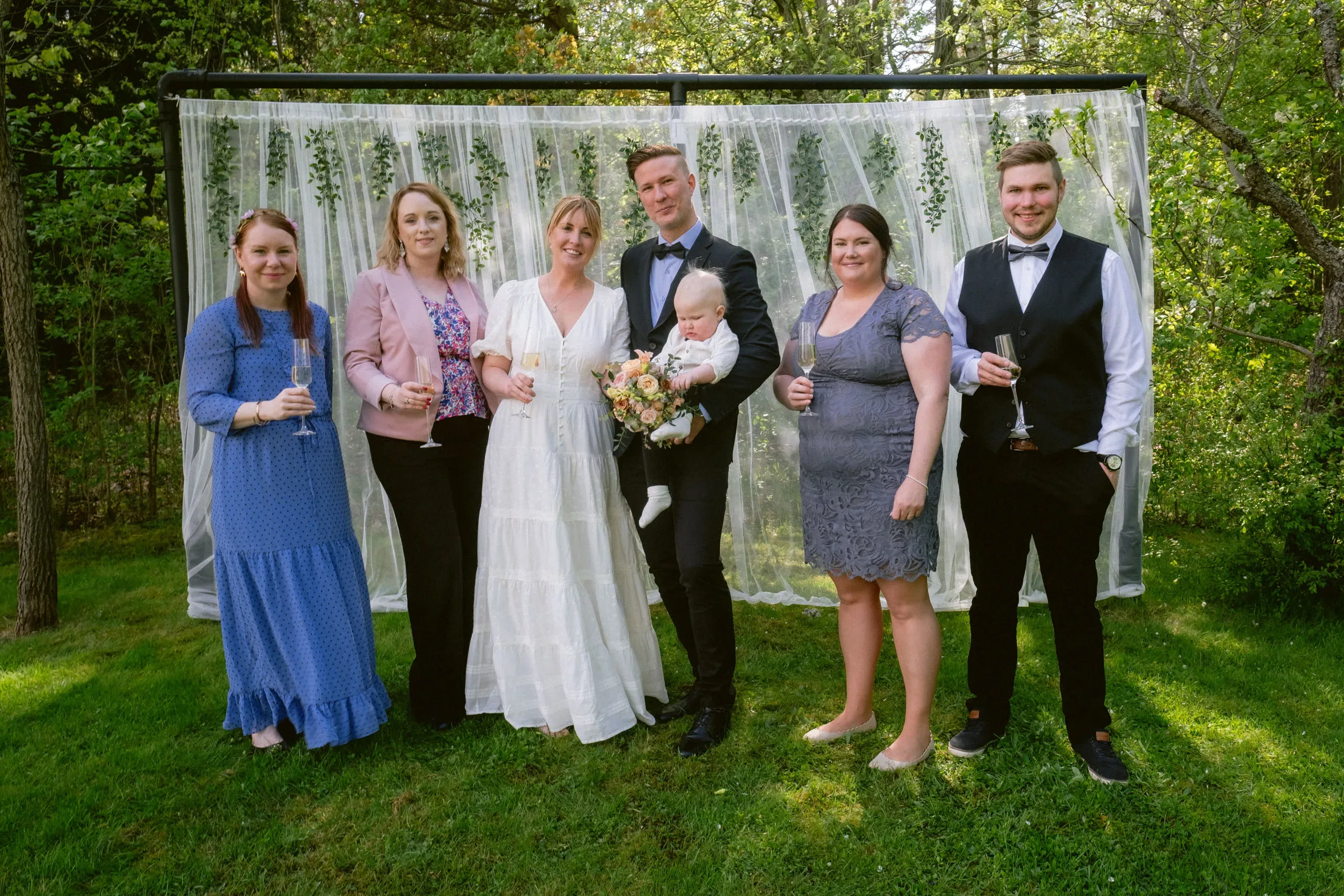 Camilla & Robin under sitt trädgårdsbröllop i Stigtomta bild 8