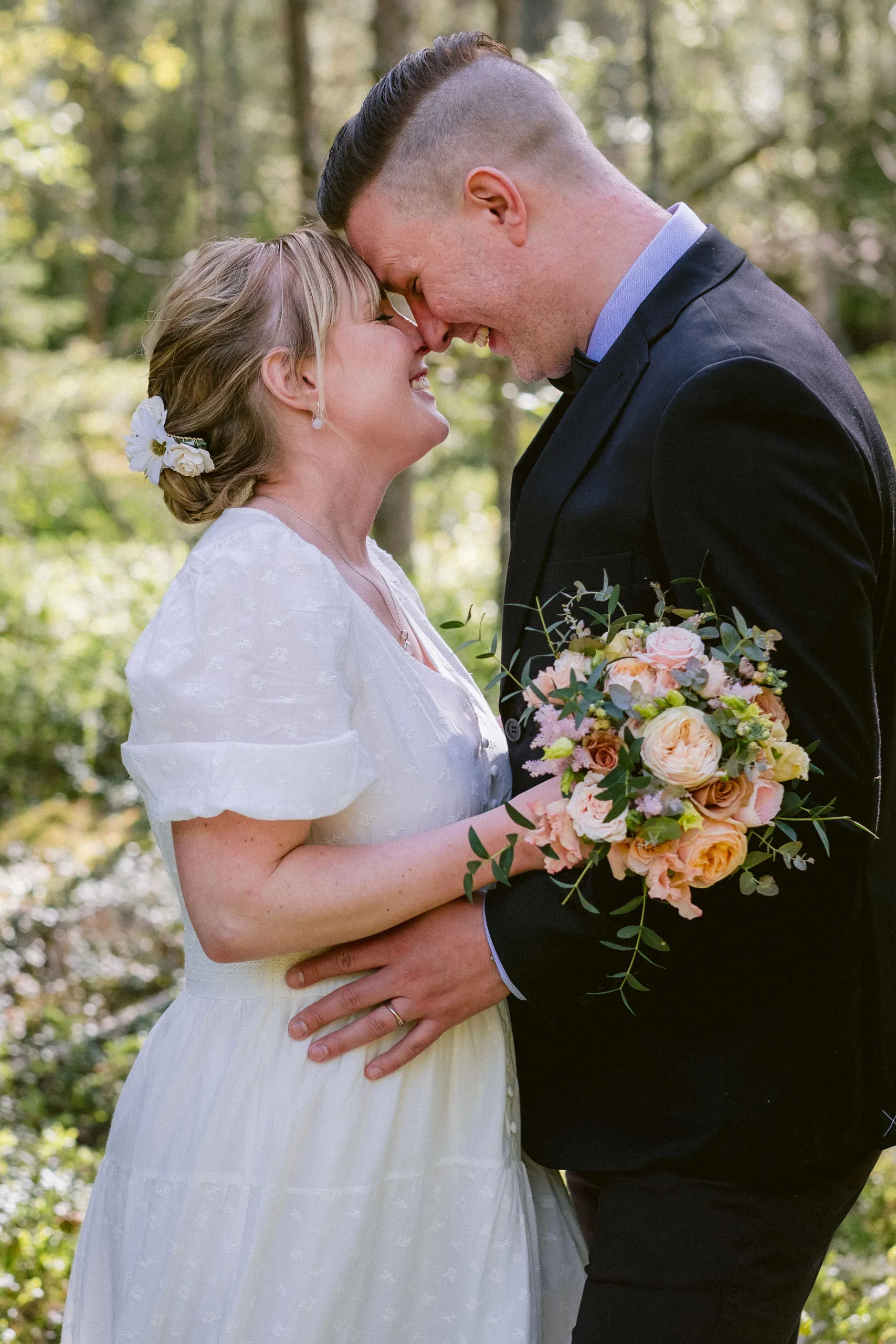 Camilla & Robin under sitt trädgårdsbröllop i Stigtomta bild 11