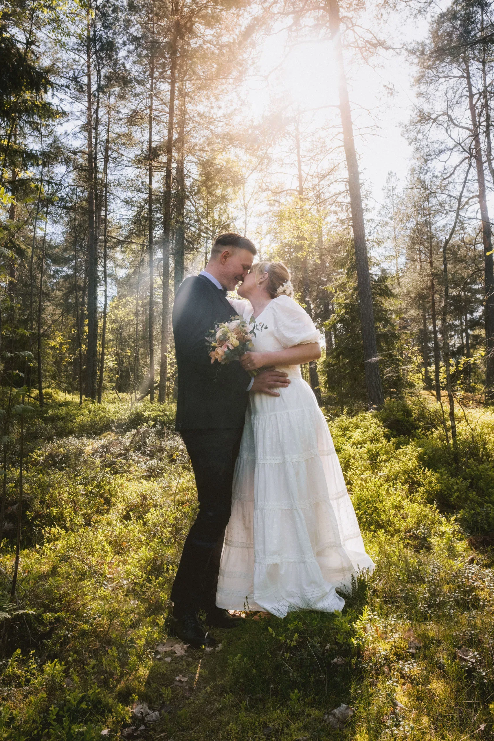 Camilla & Robin under sitt trädgårdsbröllop i Stigtomta bild 9
