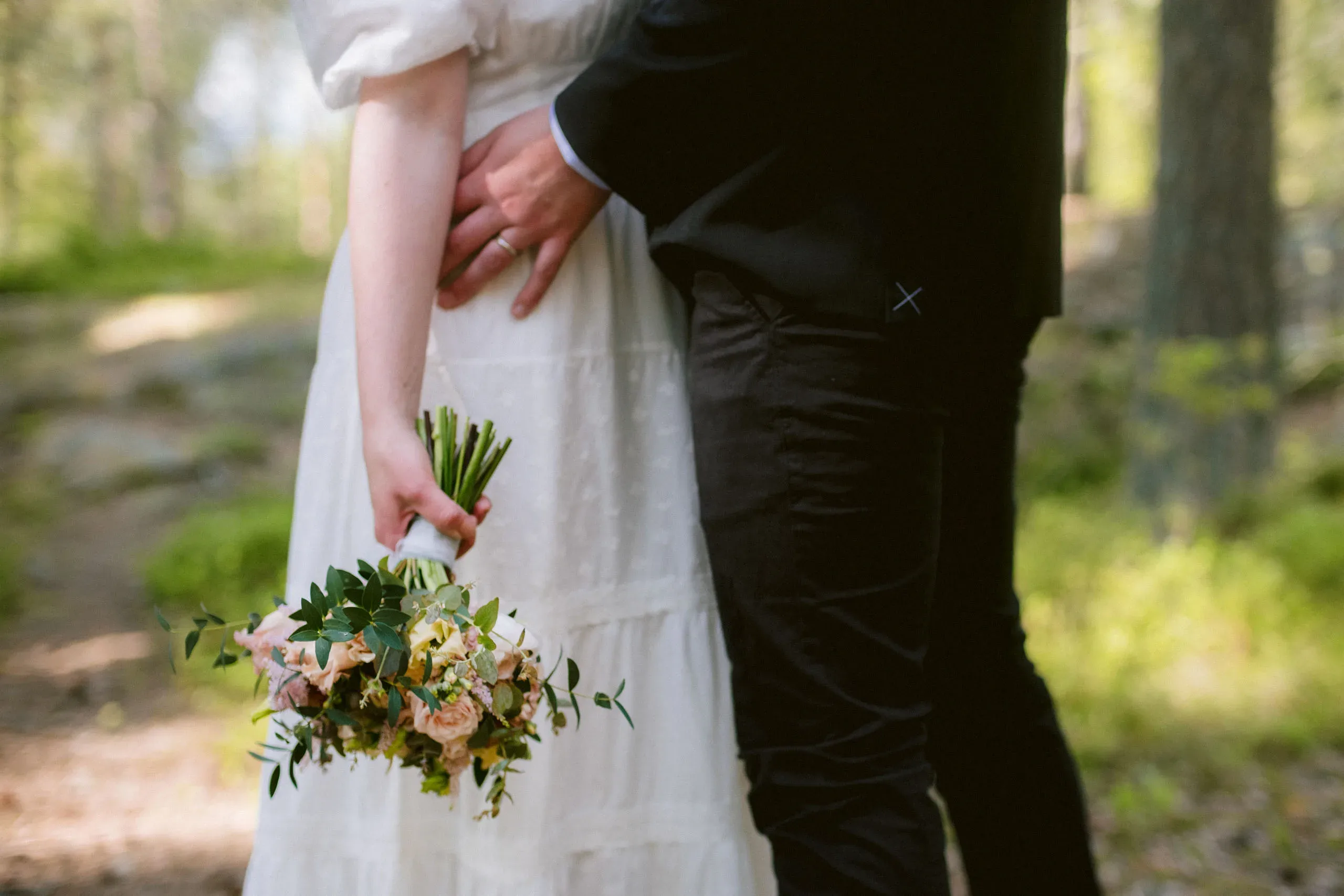 Camilla & Robin under sitt trädgårdsbröllop i Stigtomta bild 12