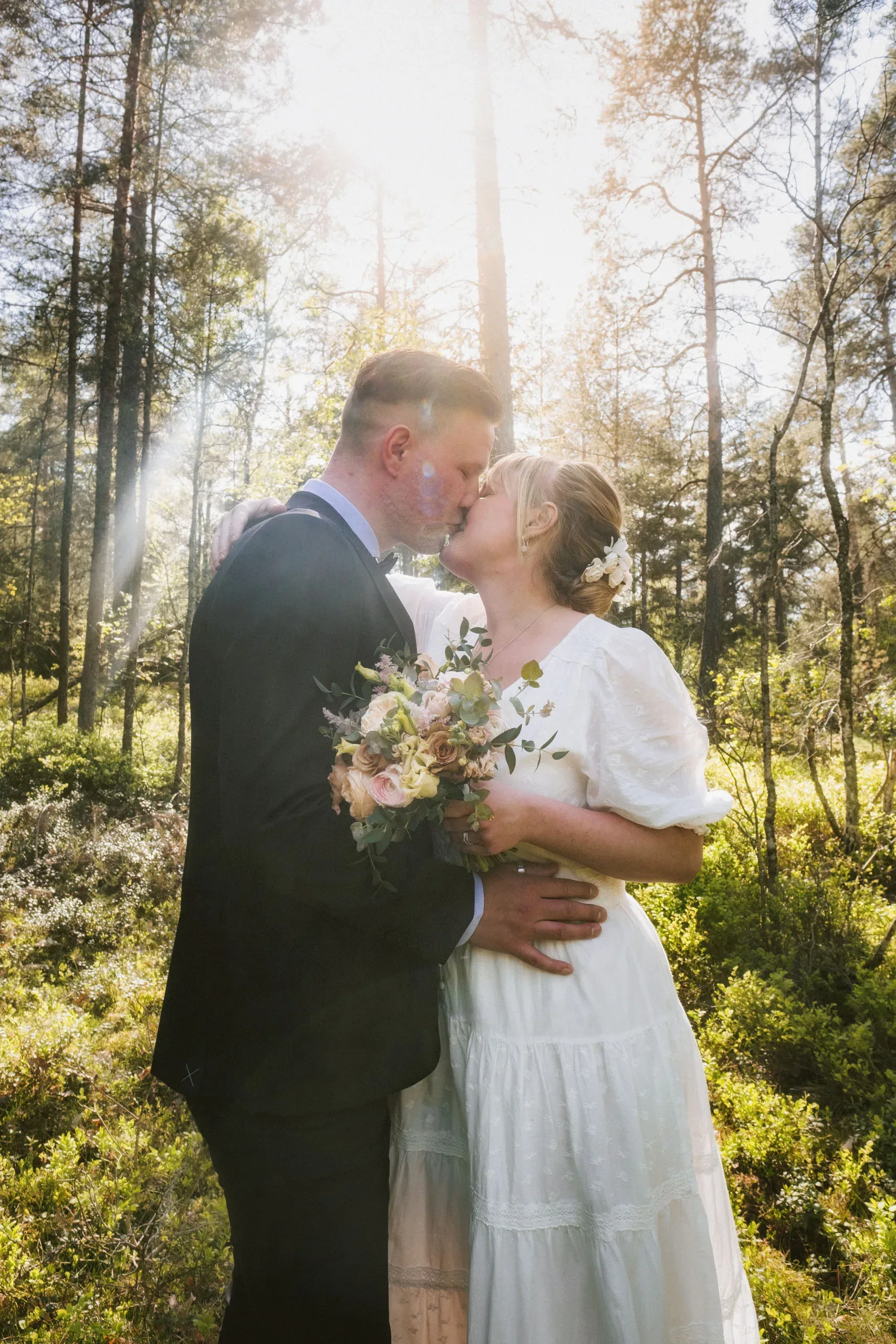 Camilla & Robin under sitt trädgårdsbröllop i Stigtomta bild 10