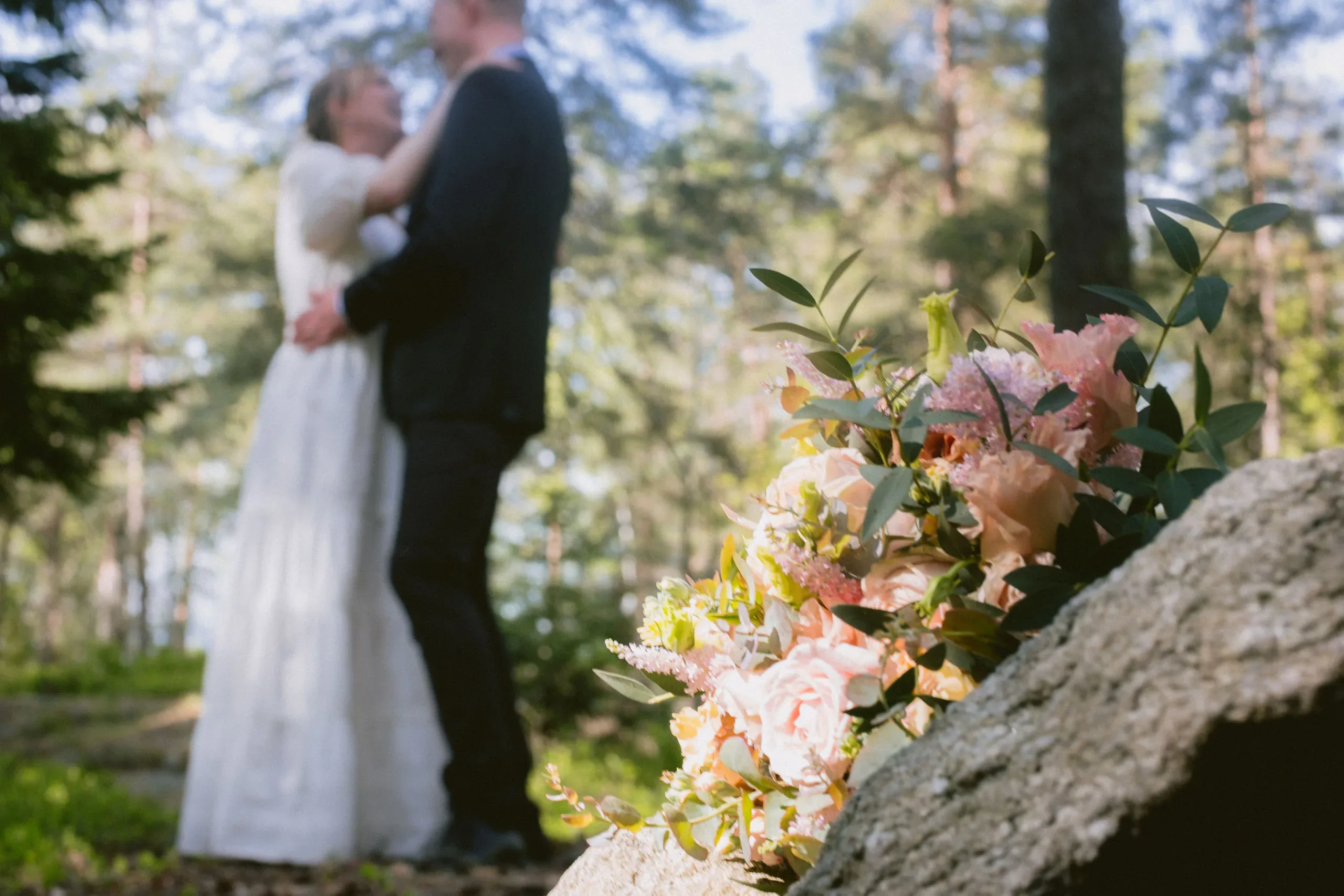 Camilla & Robin under sitt trädgårdsbröllop i Stigtomta bild 13