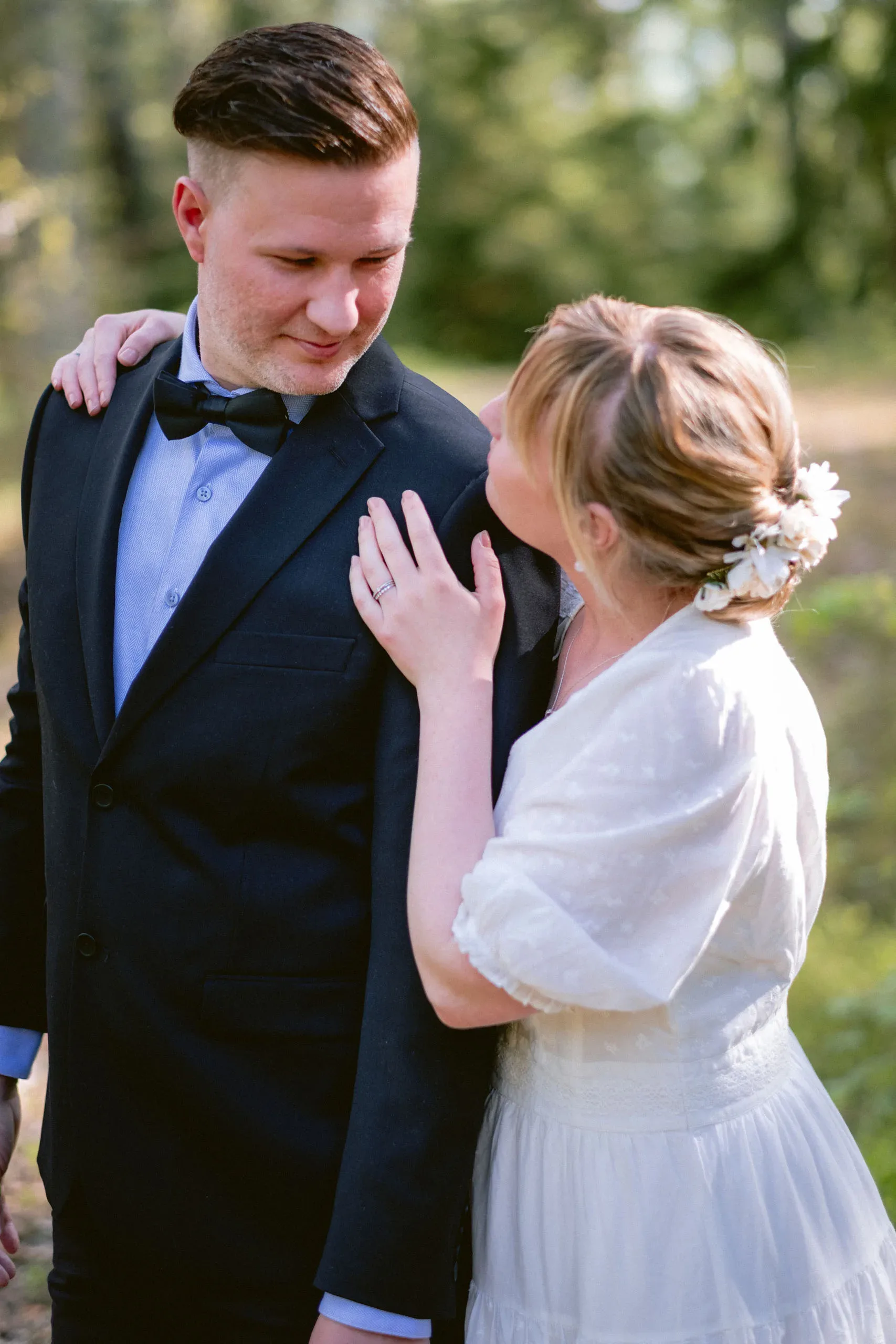 Camilla & Robin under sitt trädgårdsbröllop i Stigtomta bild 14