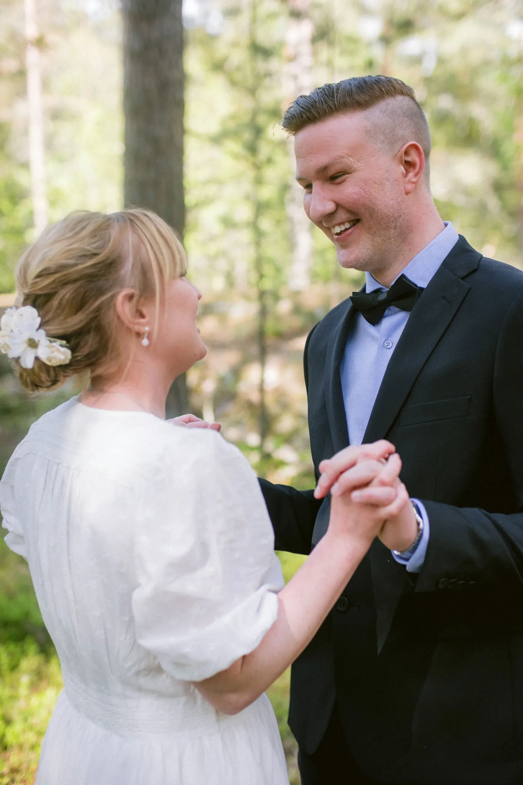 Camilla & Robin under sitt trädgårdsbröllop i Stigtomta bild 15