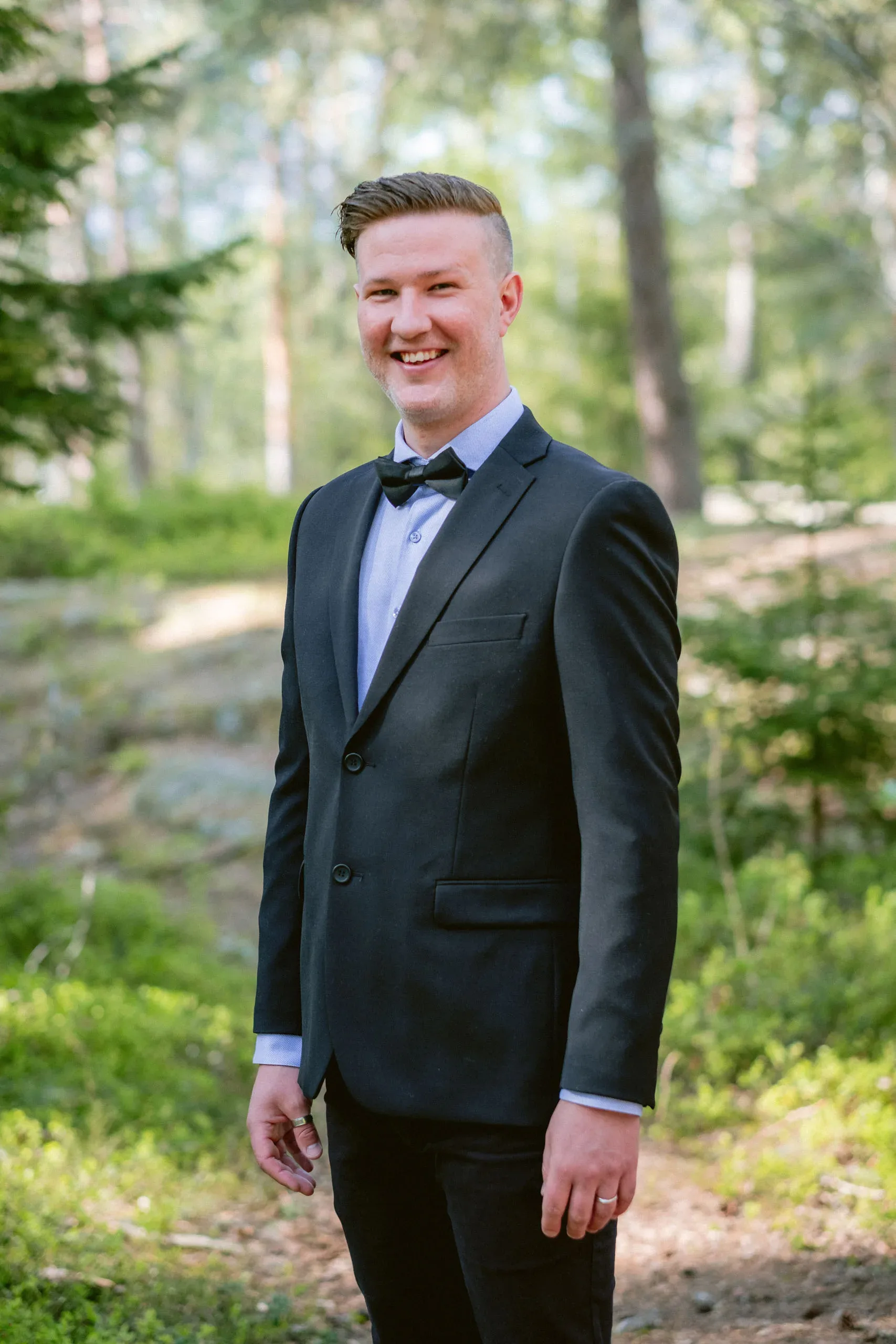 Camilla & Robin under sitt trädgårdsbröllop i Stigtomta bild 16