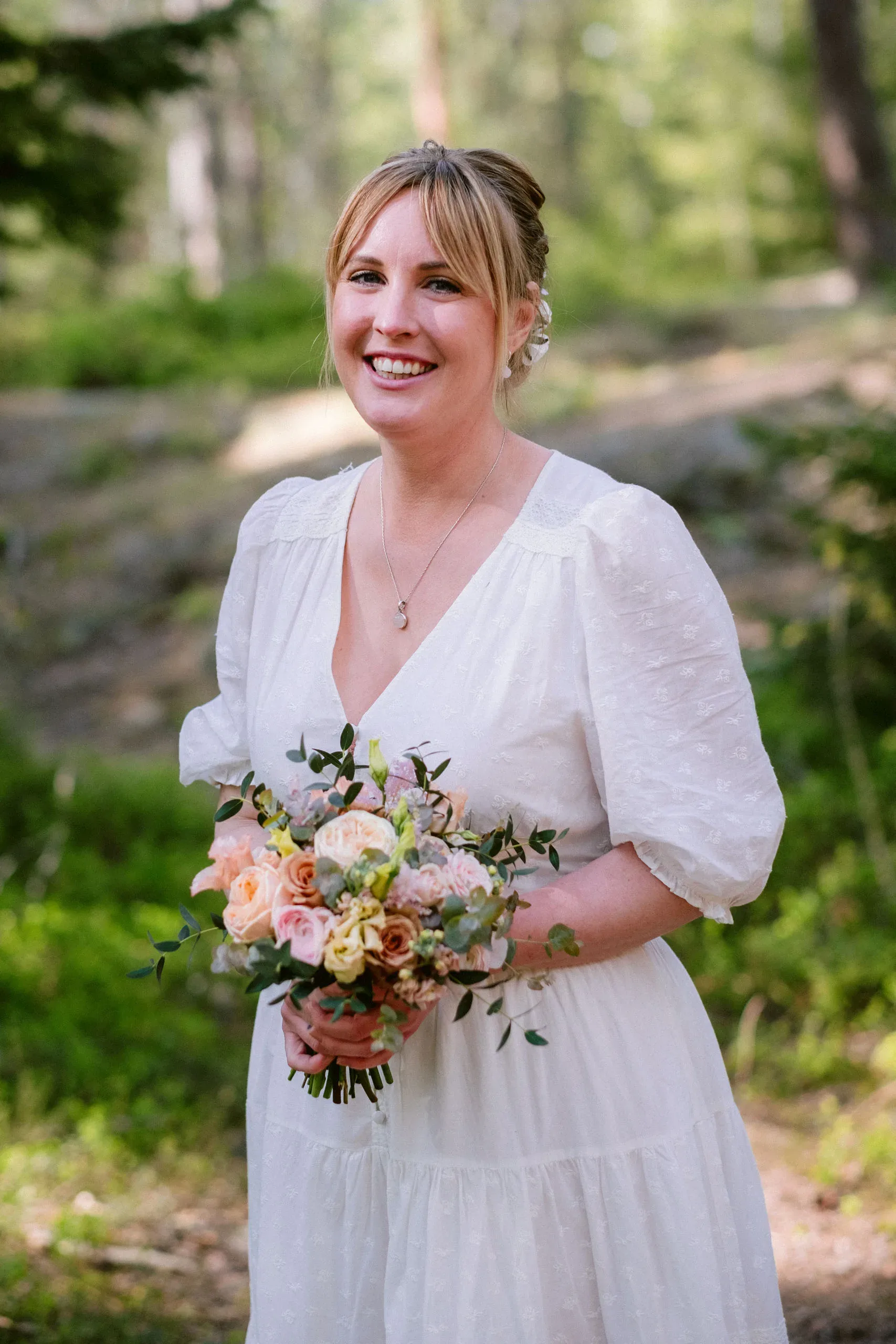 Camilla & Robin under sitt trädgårdsbröllop i Stigtomta bild 17