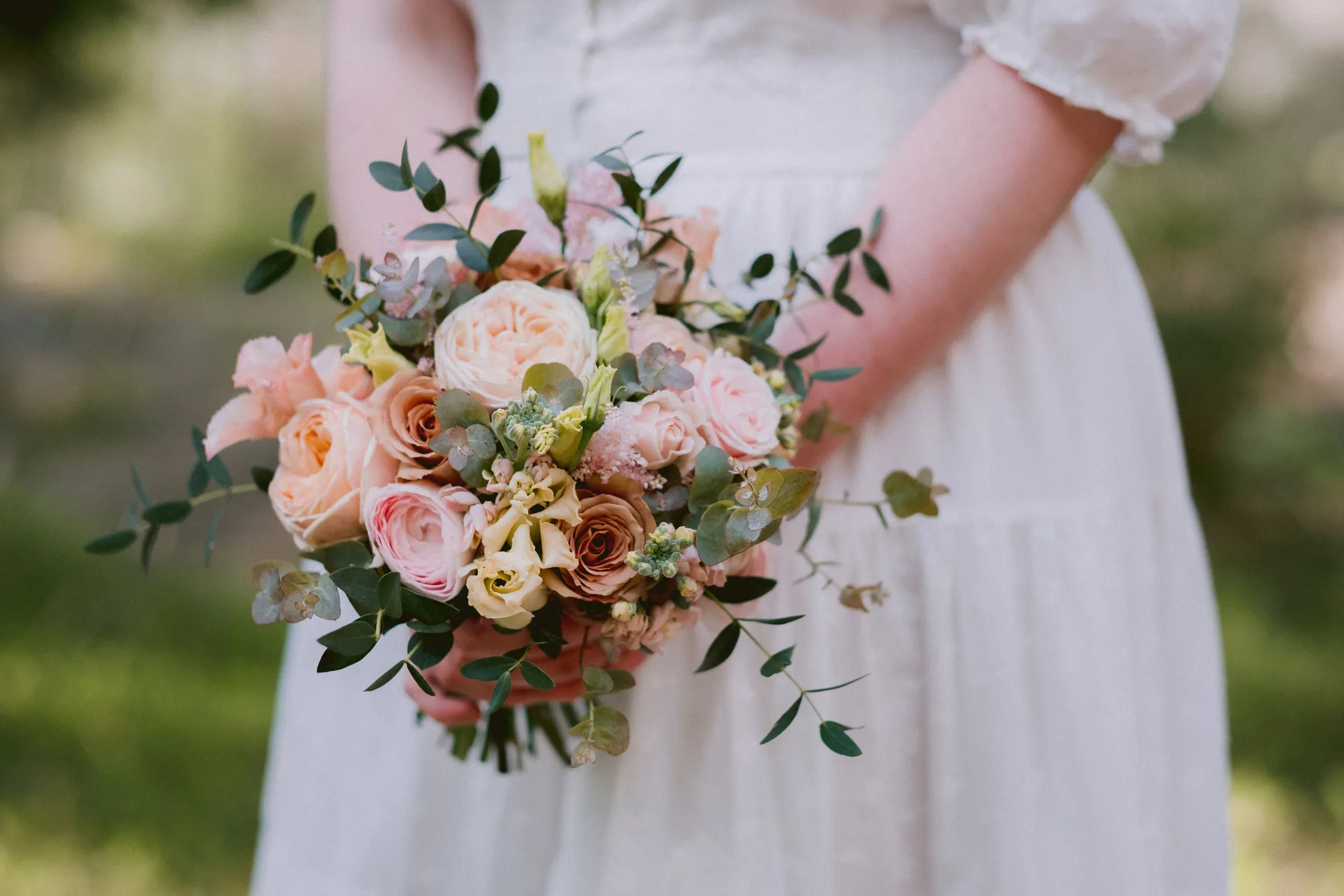 Camilla & Robin under sitt trädgårdsbröllop i Stigtomta bild 18