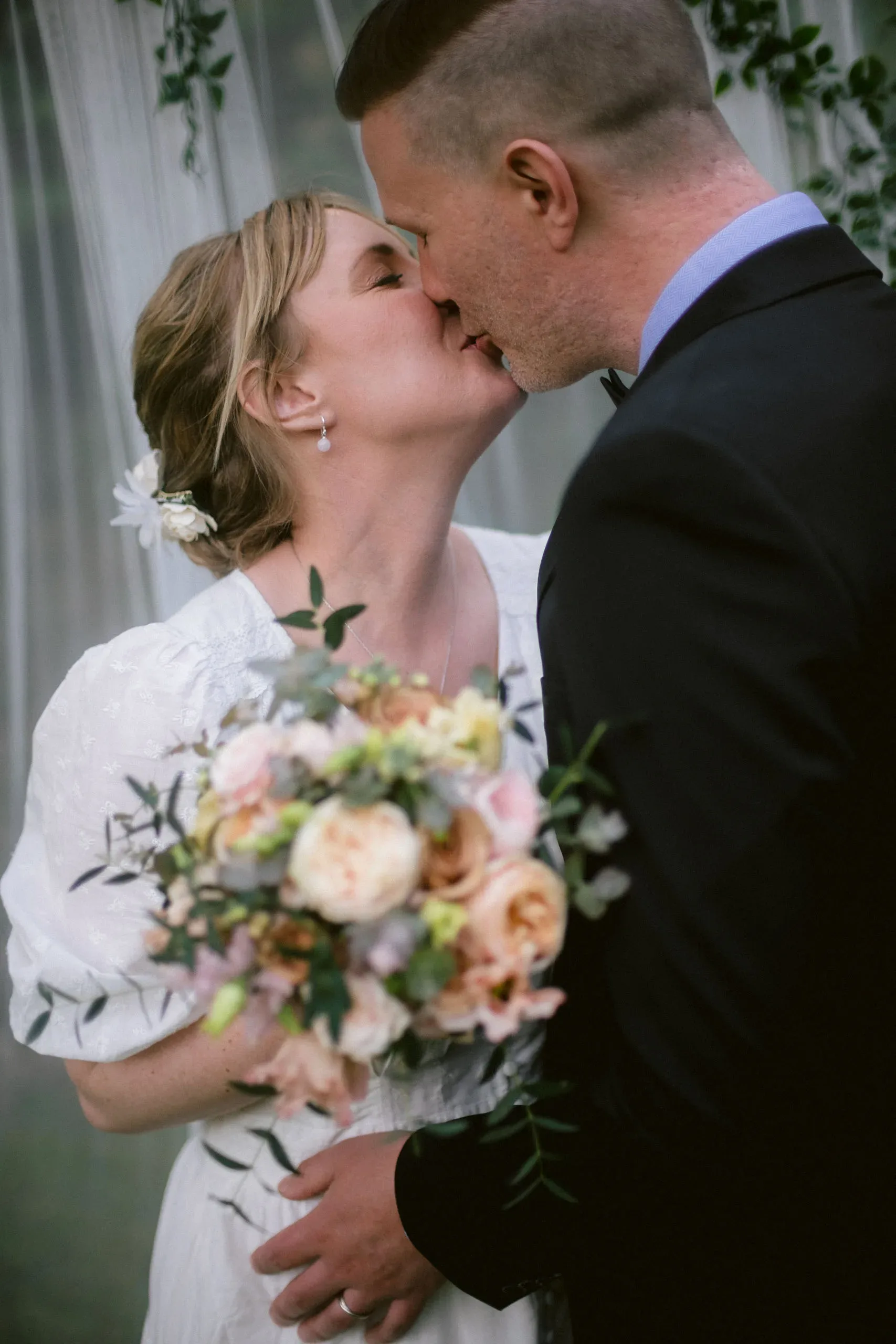 Camilla & Robin under sitt trädgårdsbröllop i Stigtomta bild 19