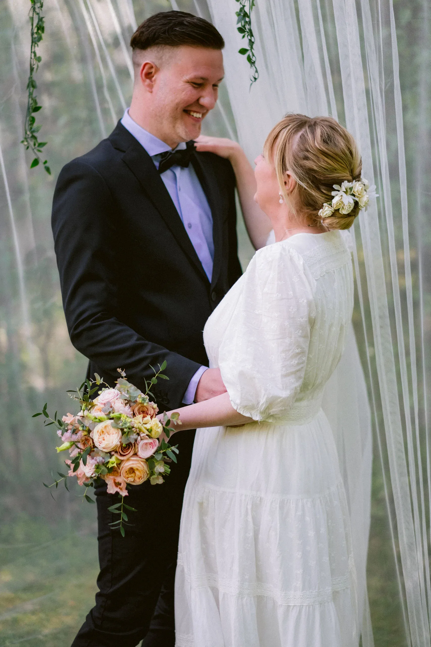 Camilla & Robin under sitt trädgårdsbröllop i Stigtomta bild 20