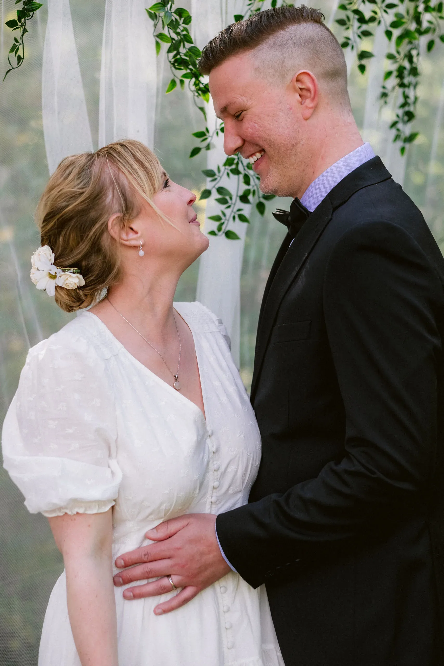 Camilla & Robin under sitt trädgårdsbröllop i Stigtomta bild 21