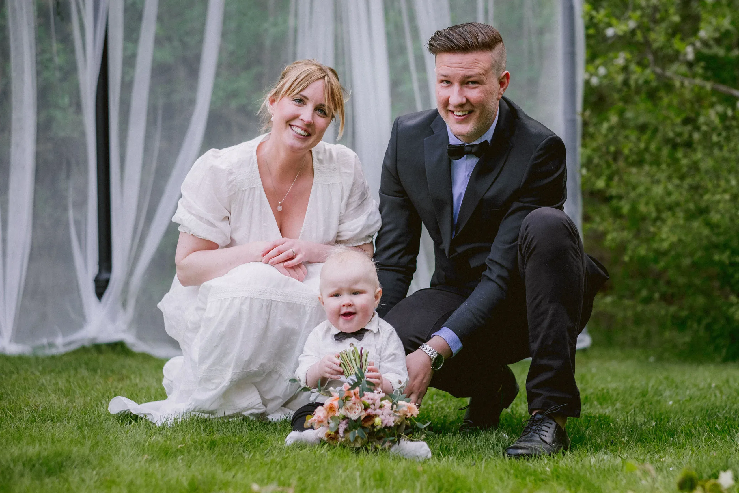 Camilla & Robin under sitt trädgårdsbröllop i Stigtomta bild 22