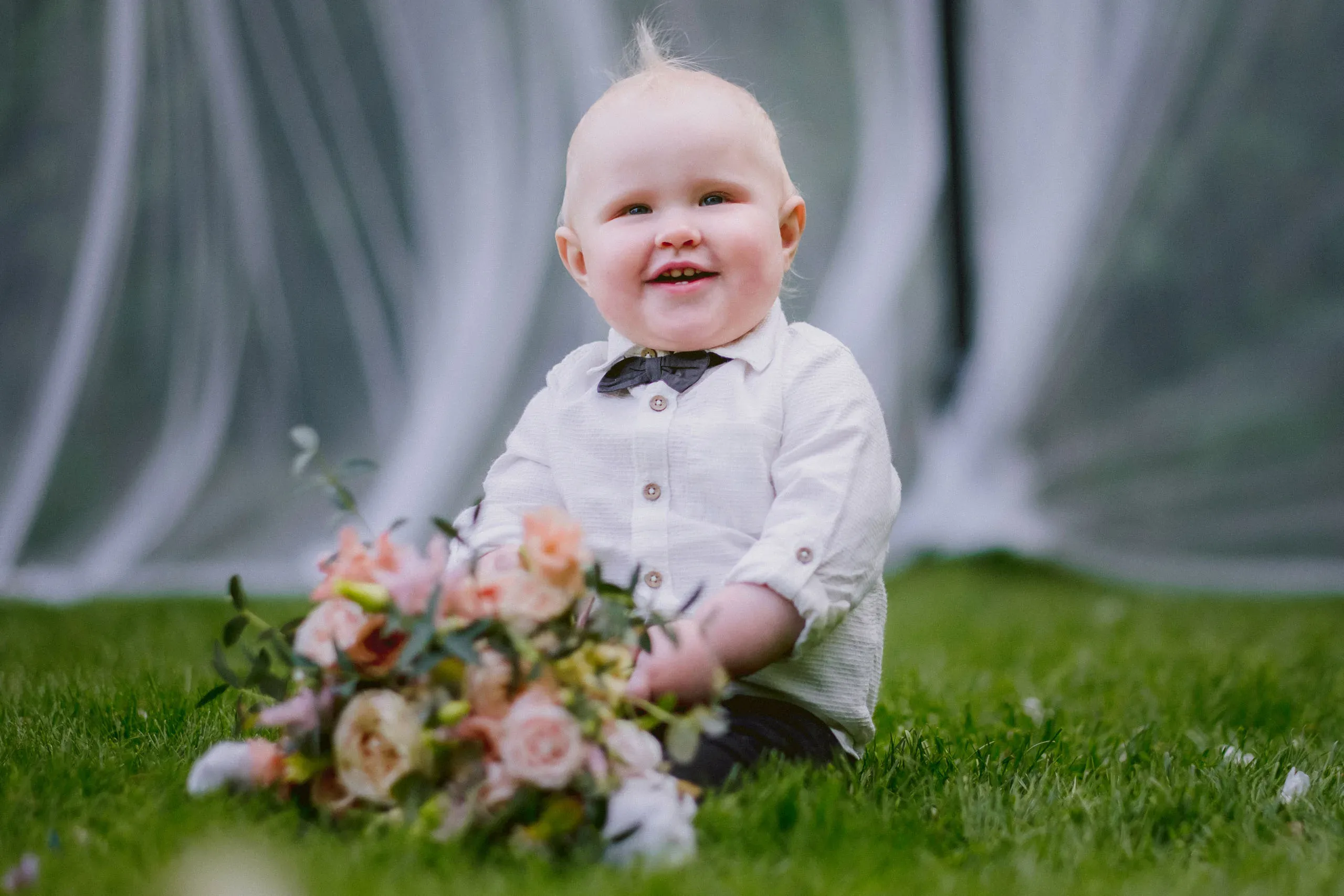 Camilla & Robin under sitt trädgårdsbröllop i Stigtomta bild 23