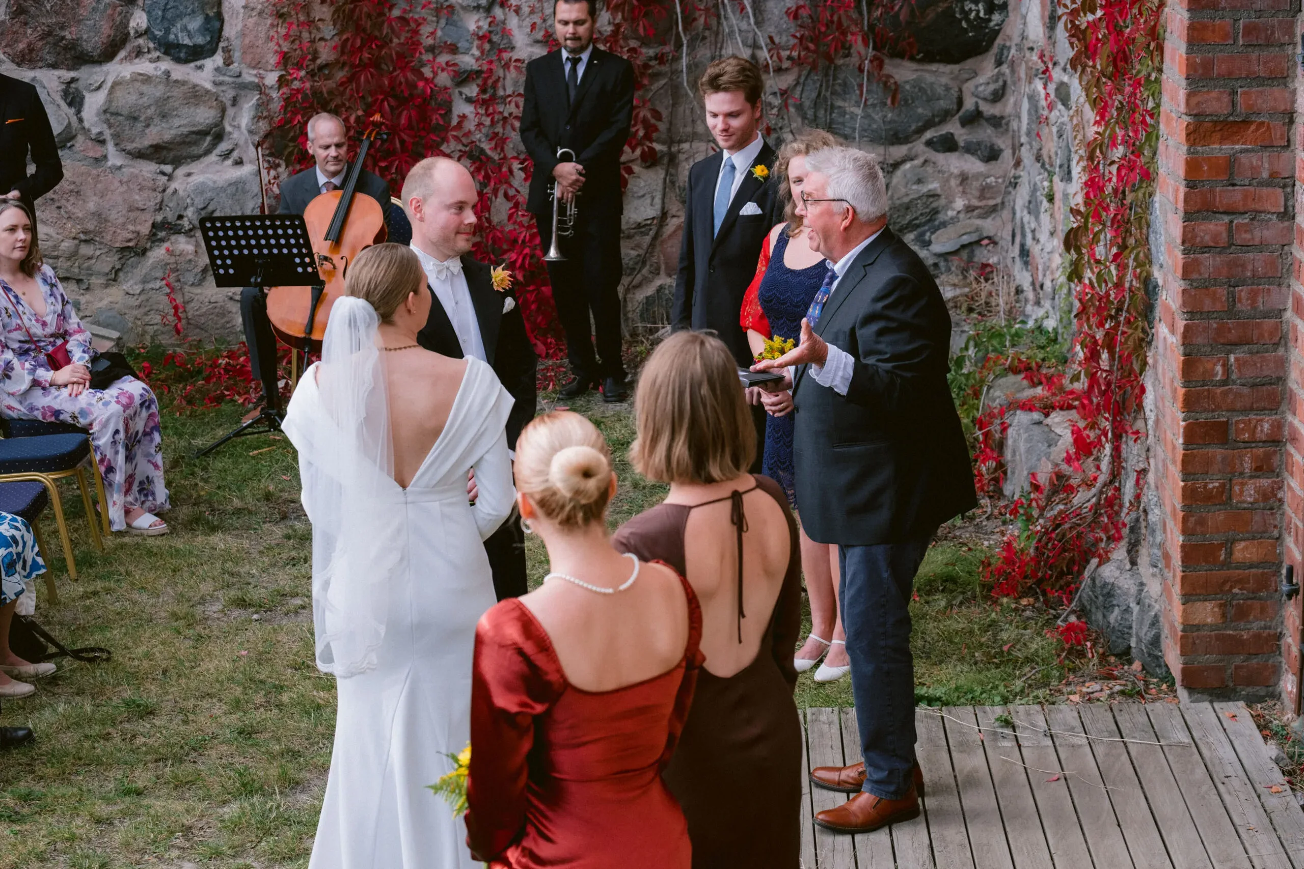 Anna & Richard under sitt borgliga bröllop på Nyköpingshus bild 13