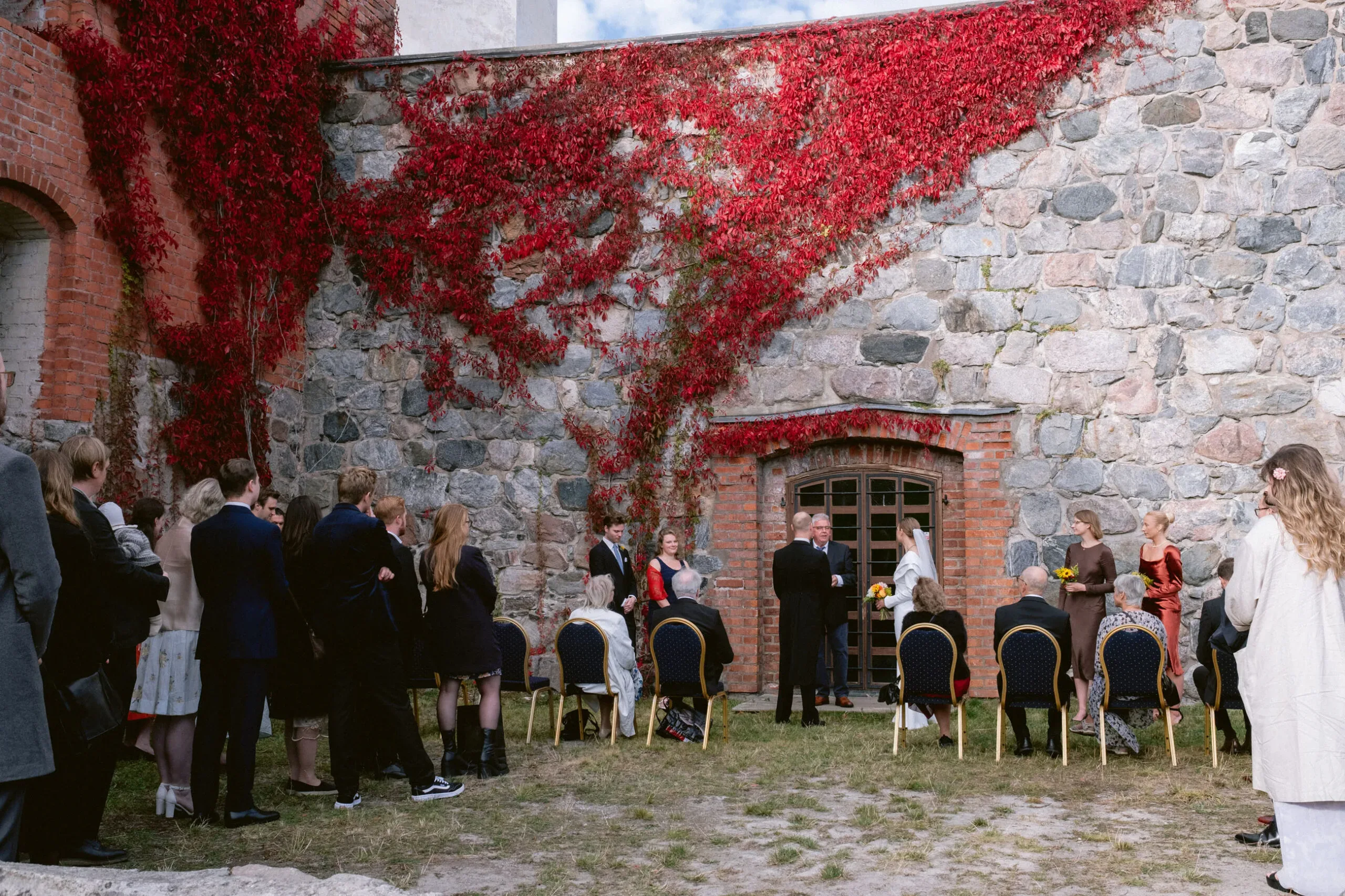 Anna & Richard under sitt borgliga bröllop på Nyköpingshus bild 14