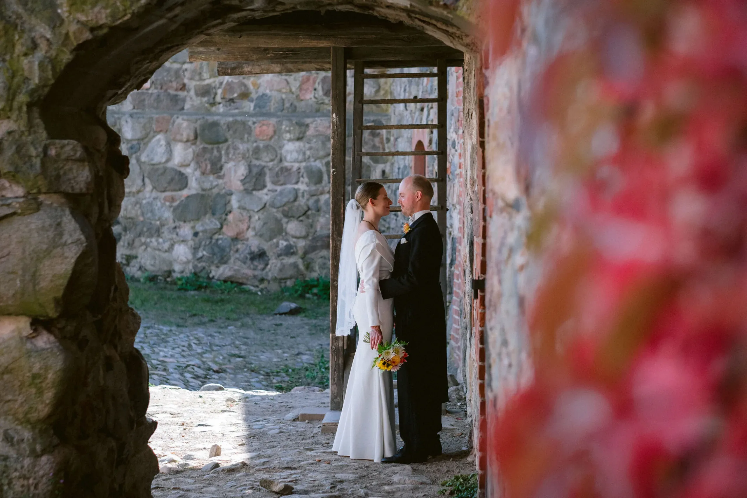 Anna & Richard under sitt borgliga bröllop på Nyköpingshus bild 3