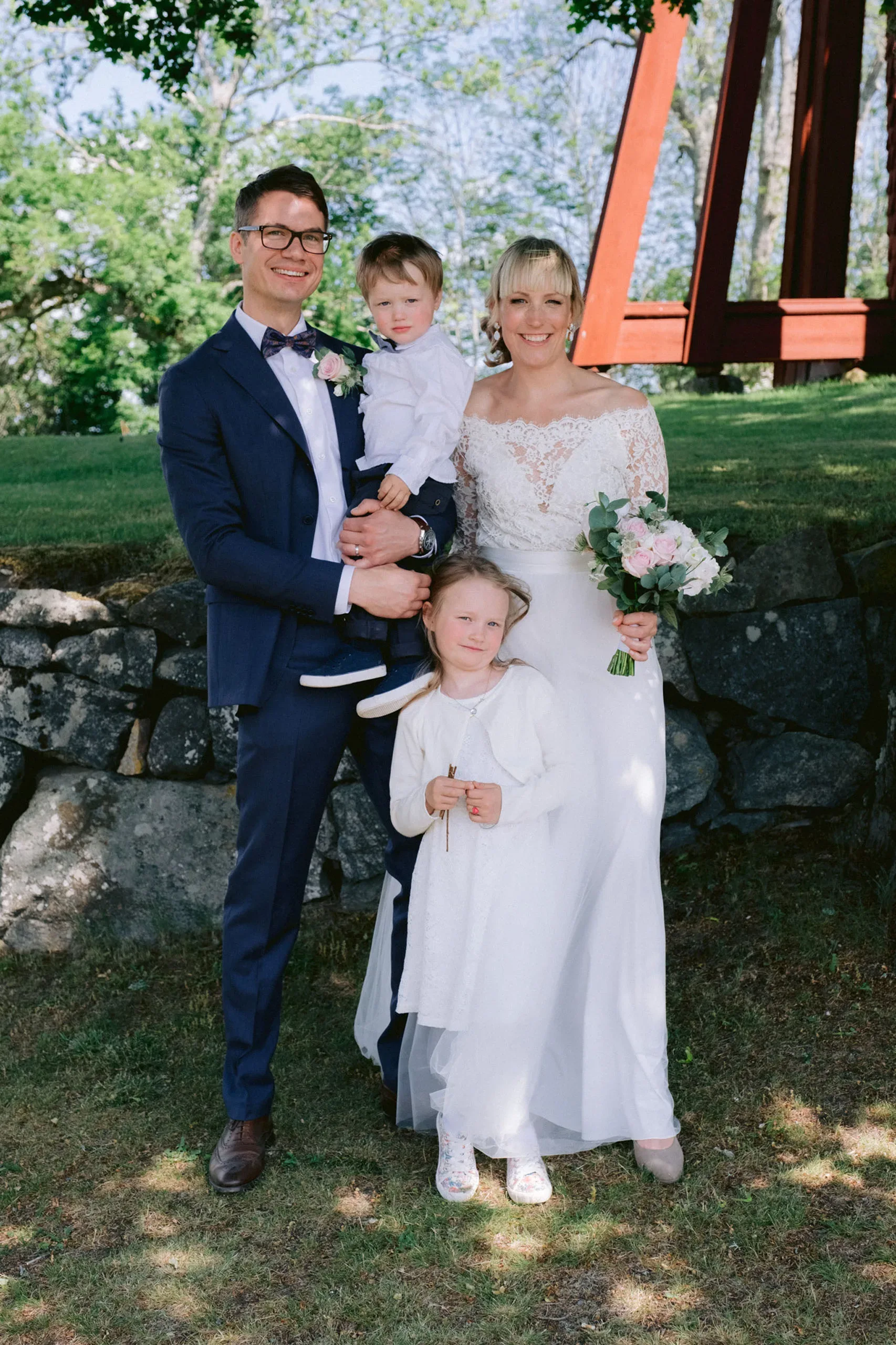 Anna & Per under sitt bröllop i Husby-Oppunda kyrka och vid Rosenhanska Magasinet bild 2