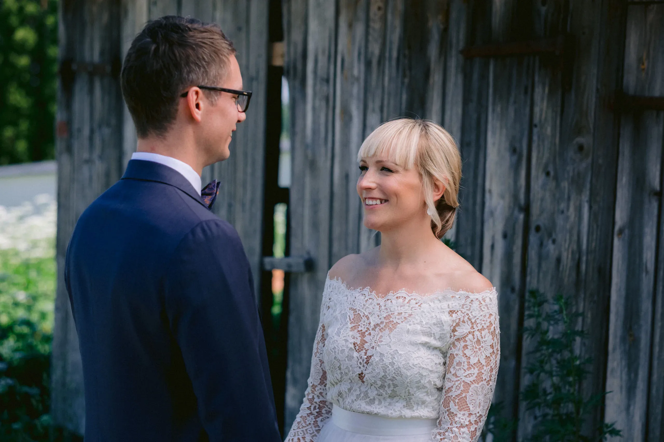 Anna & Per under sitt bröllop i Husby-Oppunda kyrka och vid Rosenhanska Magasinet bild 11