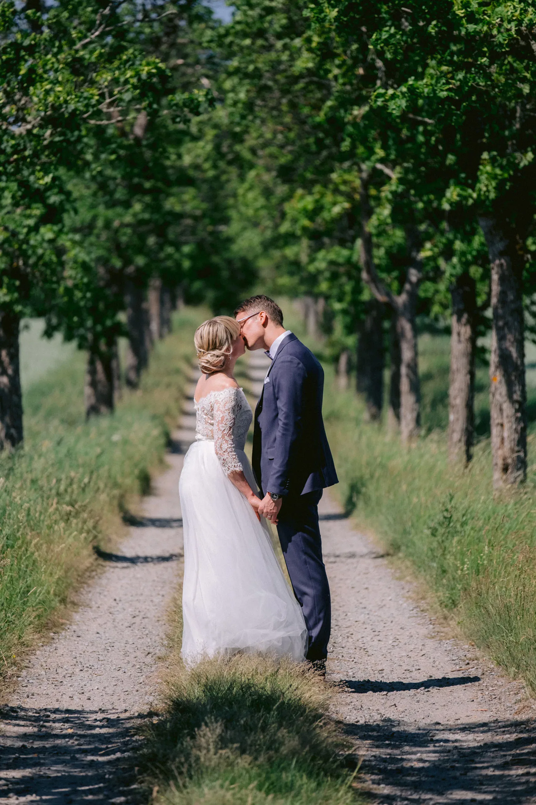 Anna & Per under sitt bröllop i Husby-Oppunda kyrka och vid Rosenhanska Magasinet bild 12