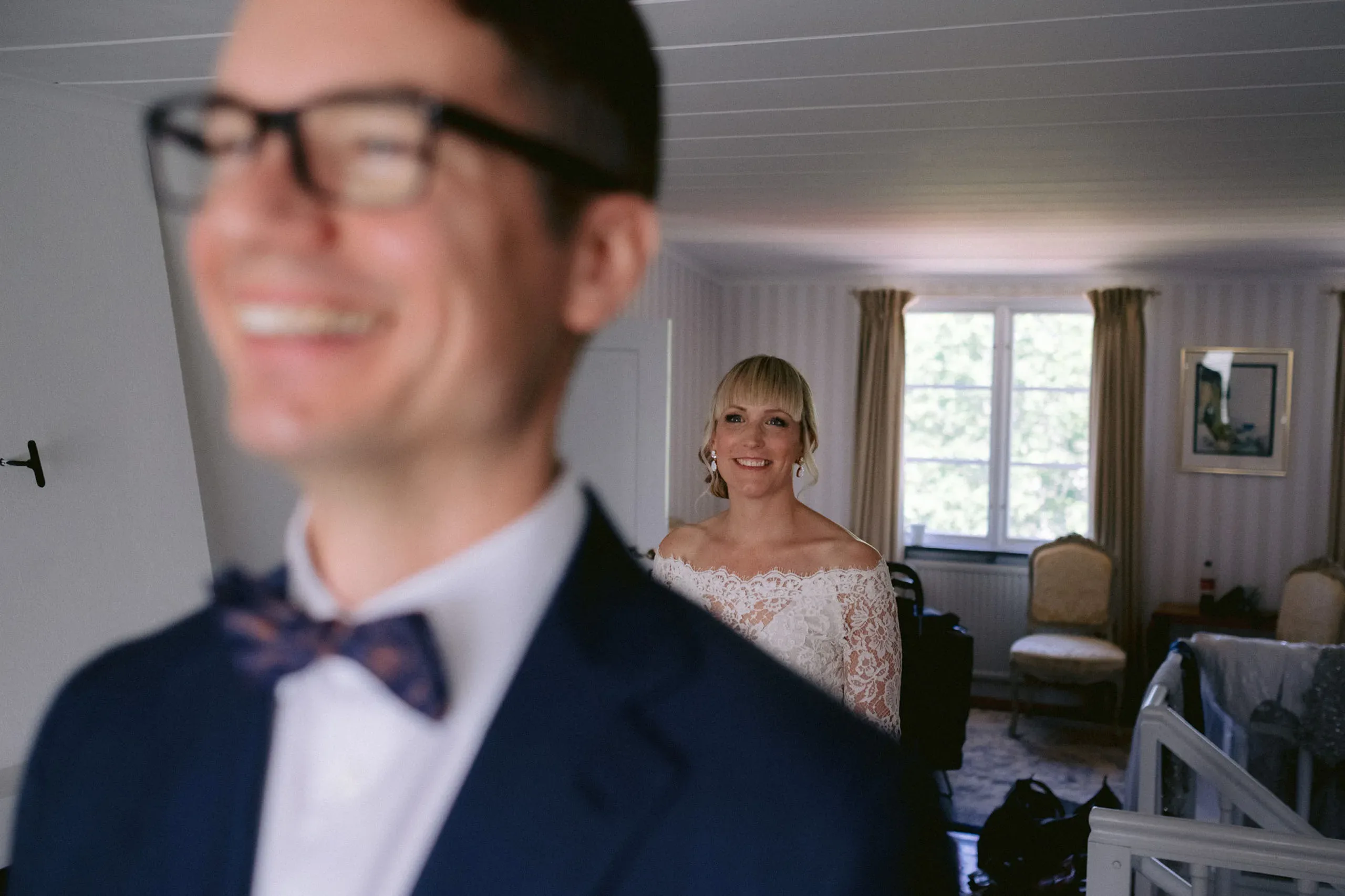 Anna & Per under sitt bröllop i Husby-Oppunda kyrka och vid Rosenhanska Magasinet bild 13