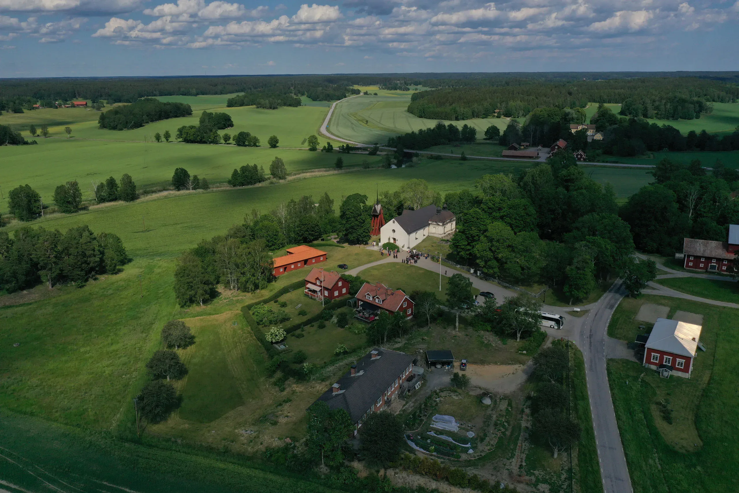 Anna & Per under sitt bröllop i Husby-Oppunda kyrka och vid Rosenhanska Magasinet bild 15