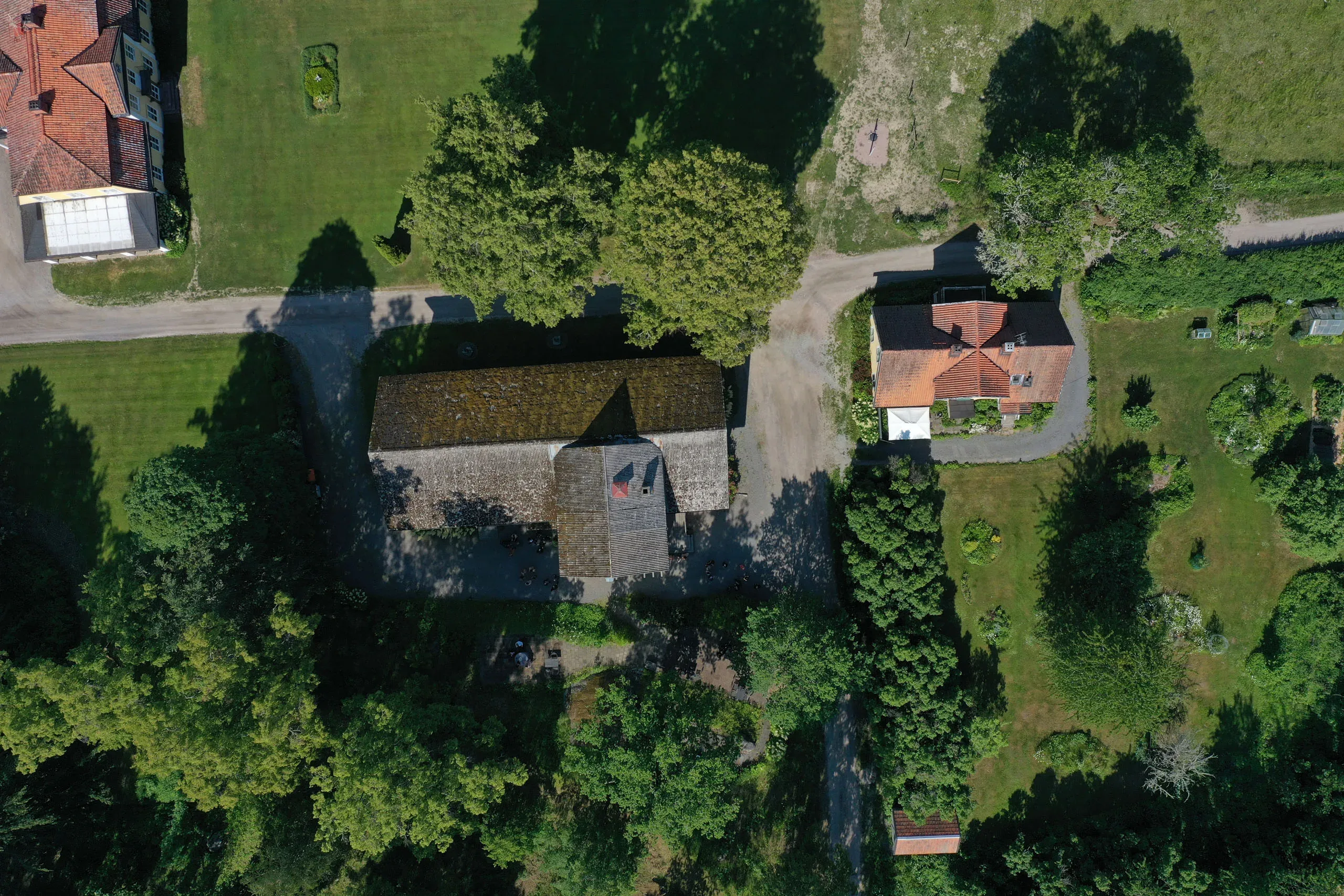 Anna & Per under sitt bröllop i Husby-Oppunda kyrka och vid Rosenhanska Magasinet bild 16