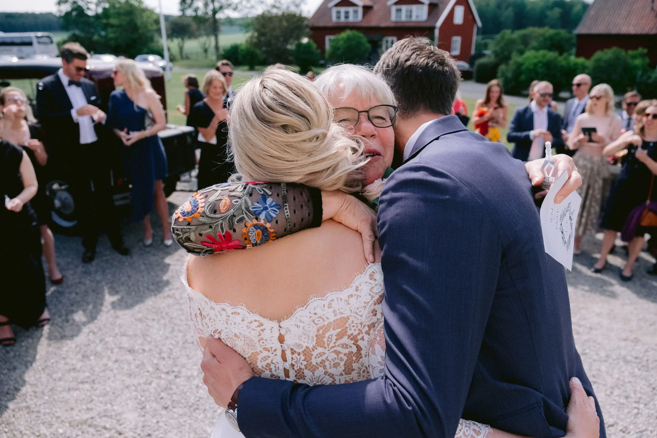 Anna & Per under sitt bröllop i Husby-Oppunda kyrka och vid Rosenhanska Magasinet bild 1