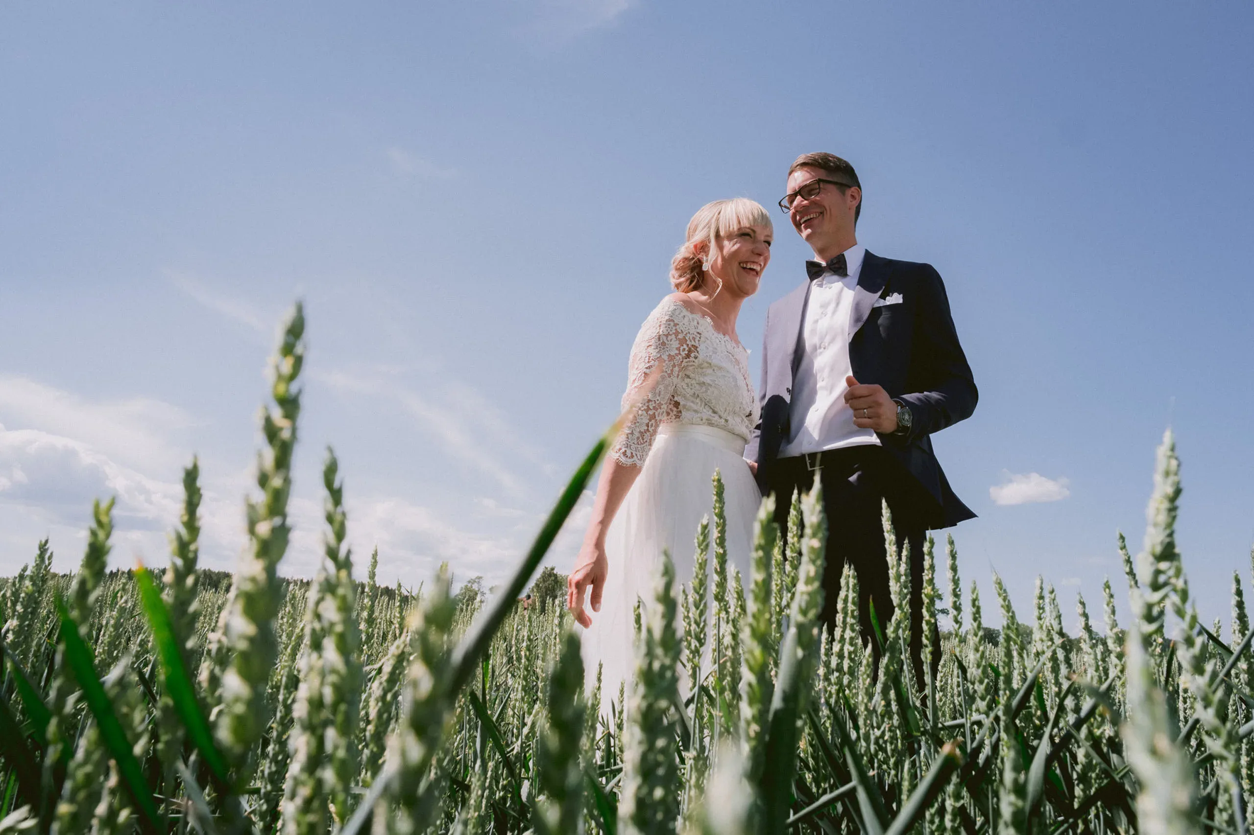 Anna & Per under sitt bröllop i Husby-Oppunda kyrka och vid Rosenhanska Magasinet bild 4