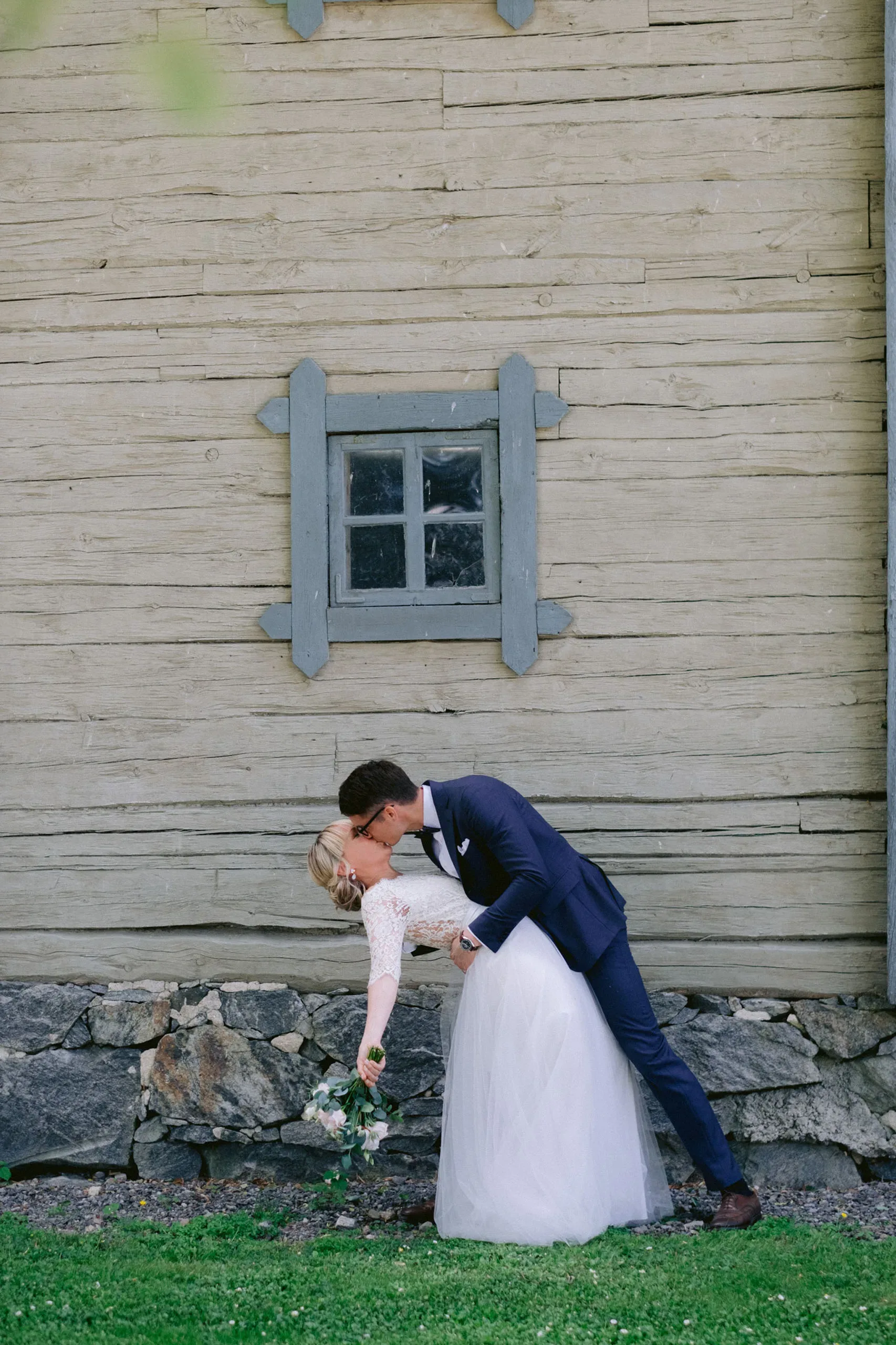 Anna & Per under sitt bröllop i Husby-Oppunda kyrka och vid Rosenhanska Magasinet bild 6