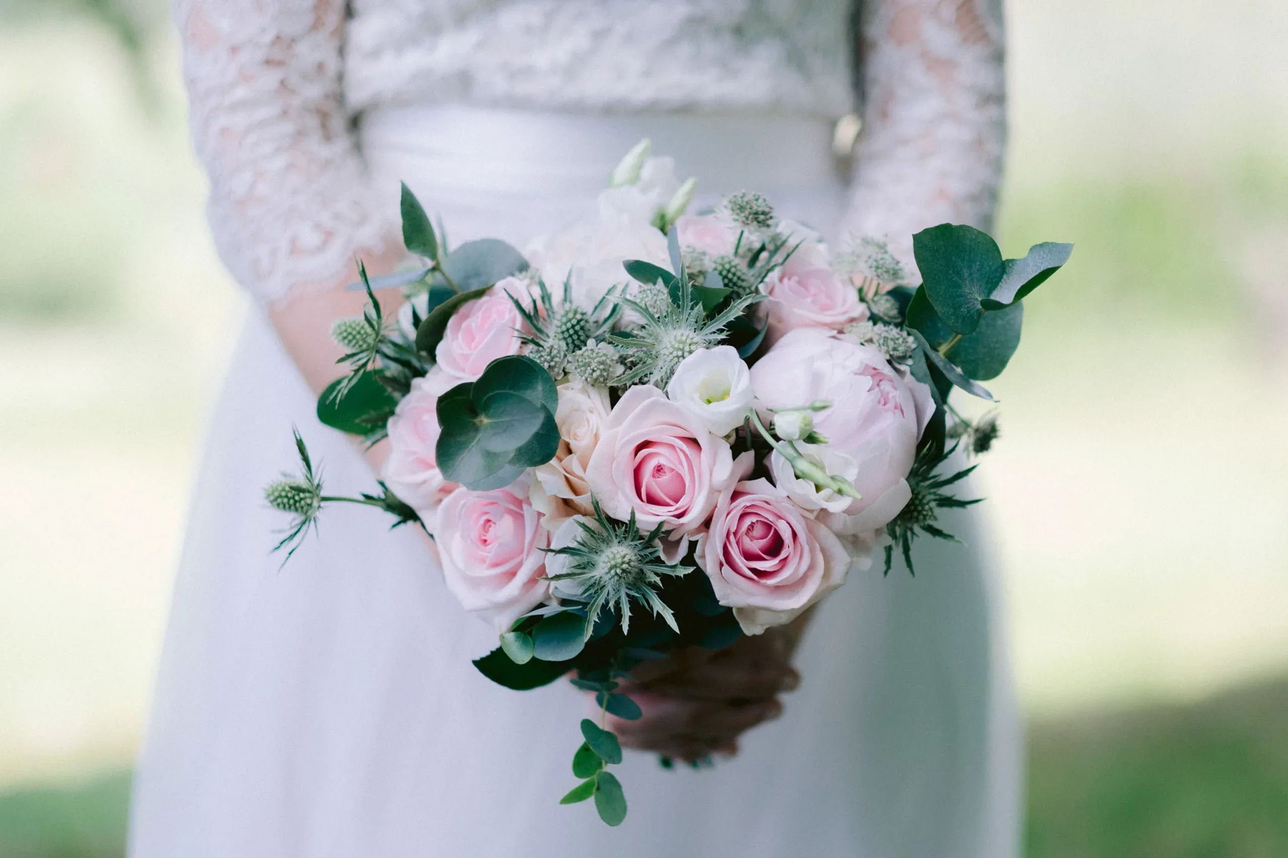 Anna & Per under sitt bröllop i Husby-Oppunda kyrka och vid Rosenhanska Magasinet bild 7