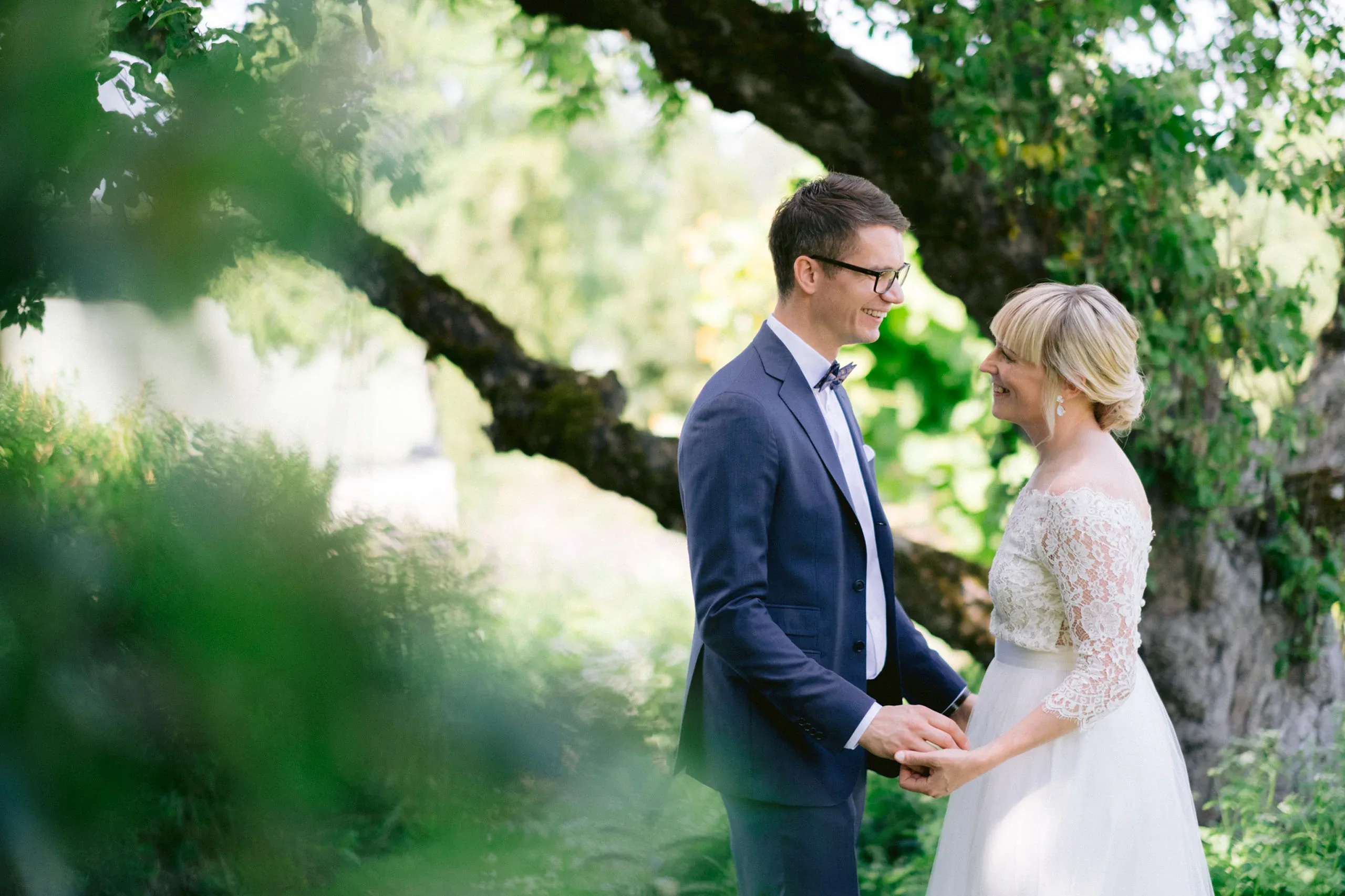 Anna & Per under sitt bröllop i Husby-Oppunda kyrka och vid Rosenhanska Magasinet bild 8