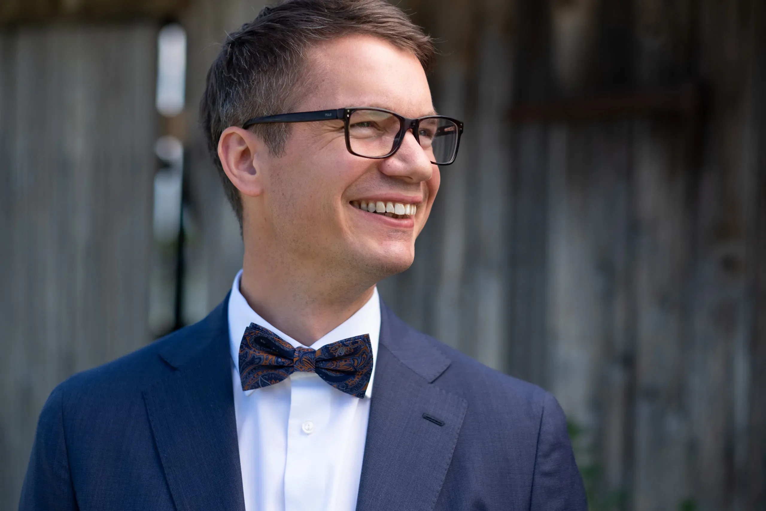 Anna & Per under sitt bröllop i Husby-Oppunda kyrka och vid Rosenhanska Magasinet bild 9