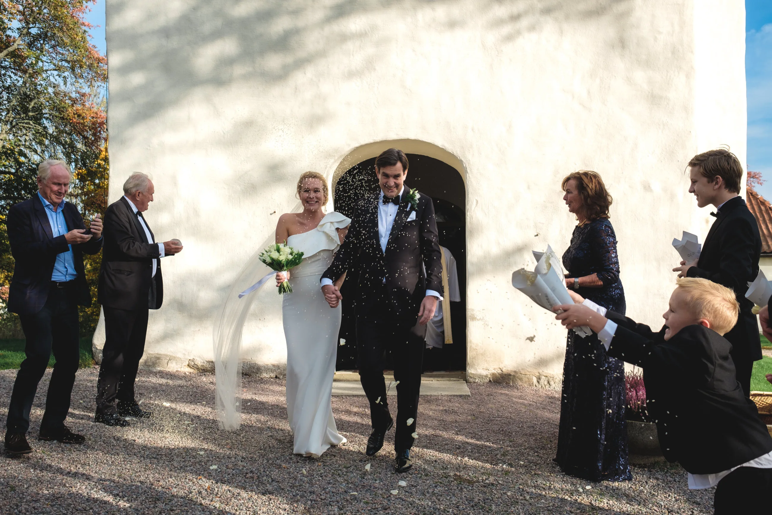 Caroline & Erik under sitt intima bröllop i Stjärnholms kyrka och på Nyköpingshus