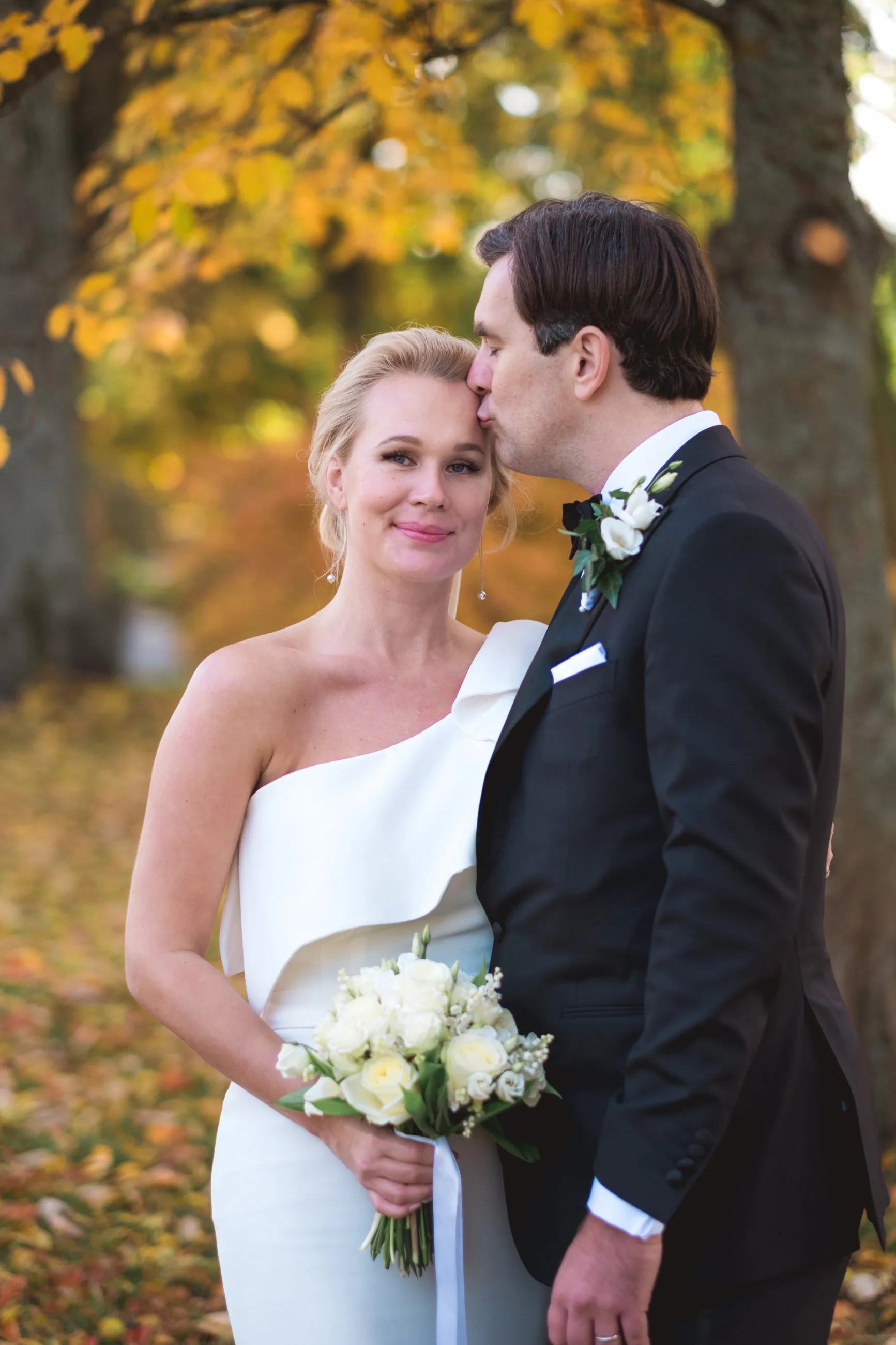 Caroline & Erik under sin bröllopsdag bild 20