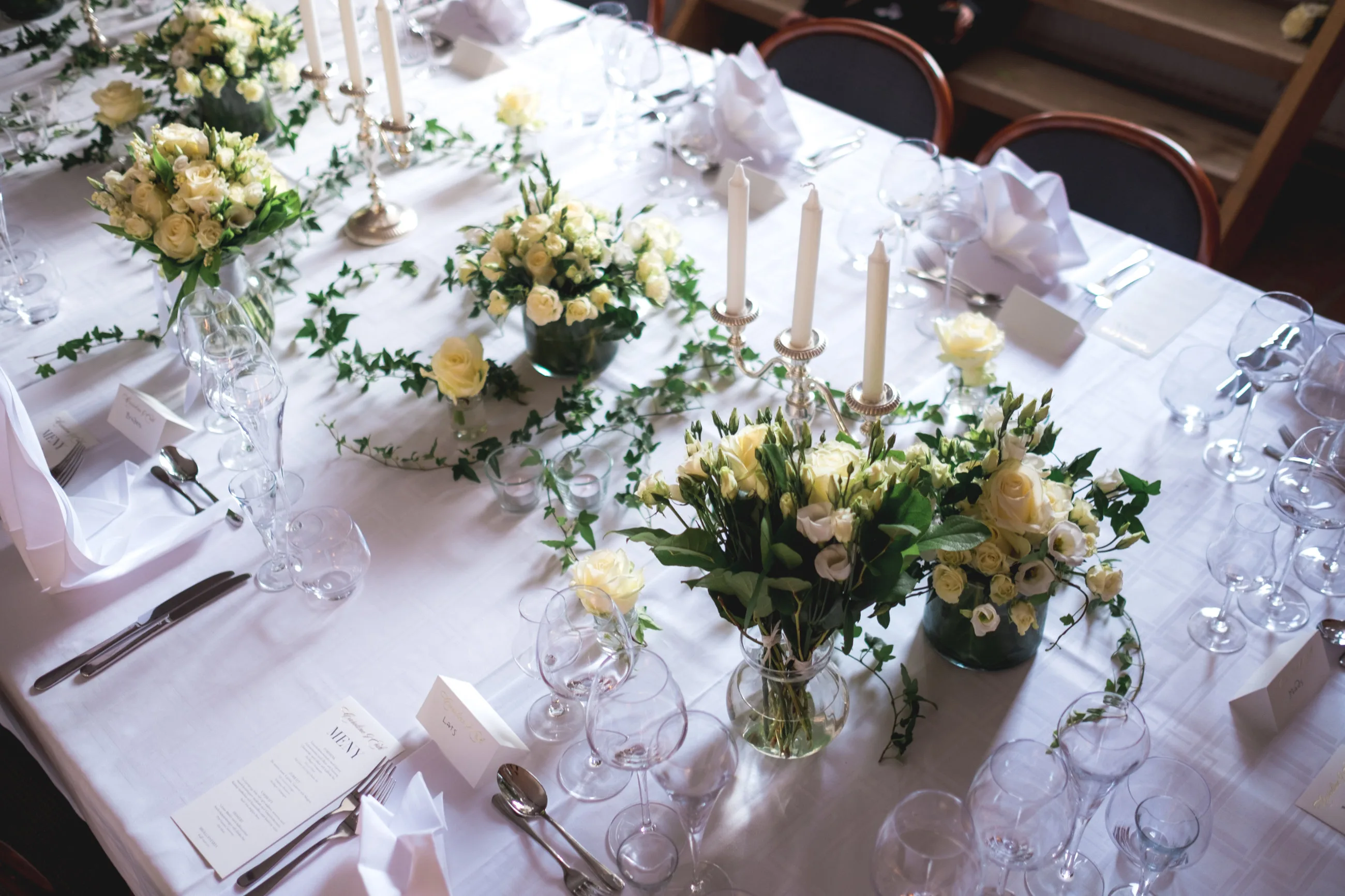 Caroline & Erik under sin bröllopsdag bild 23