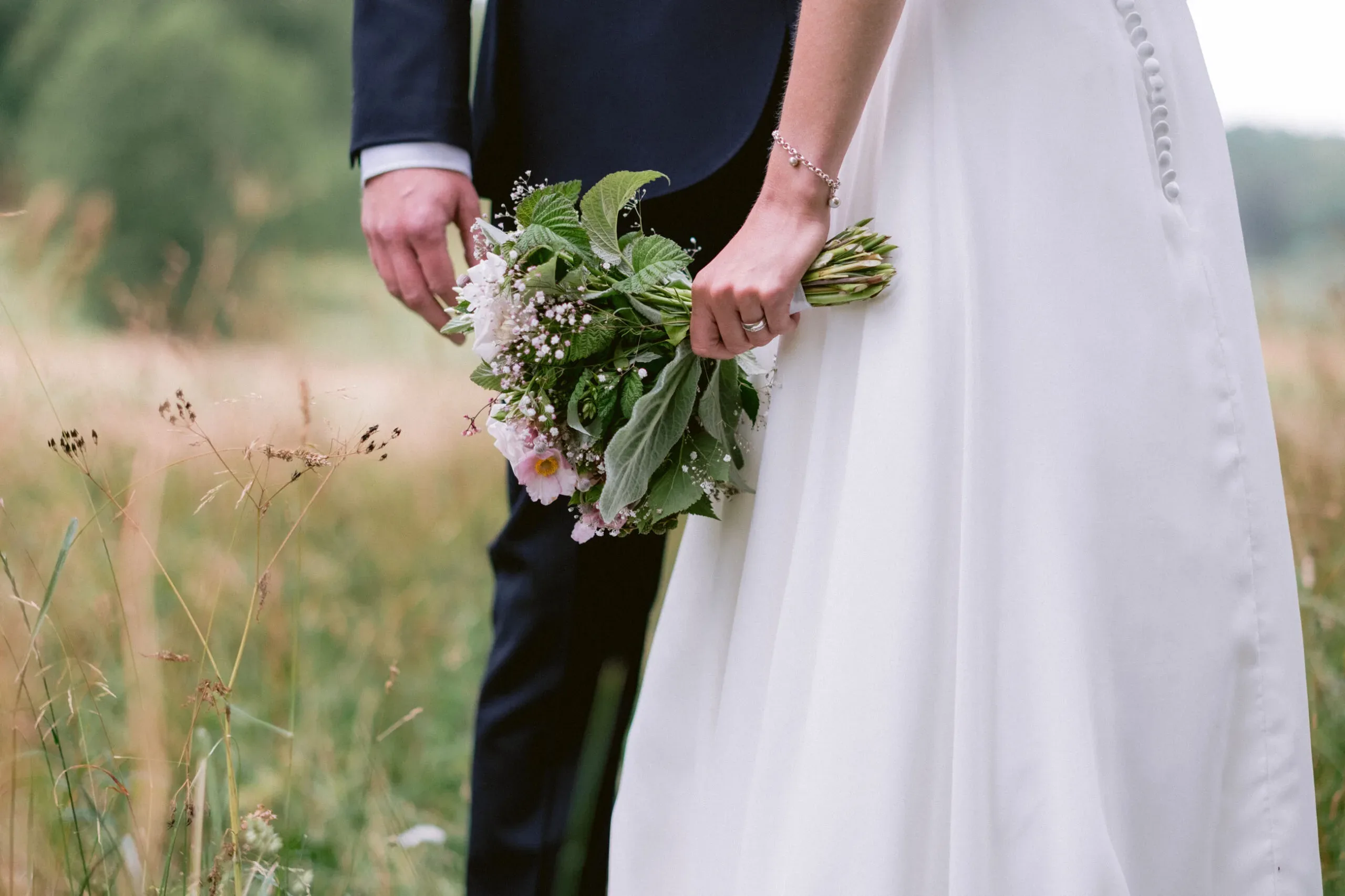 Elin & David under sitt sommarbröllop i Södermanland bild 10