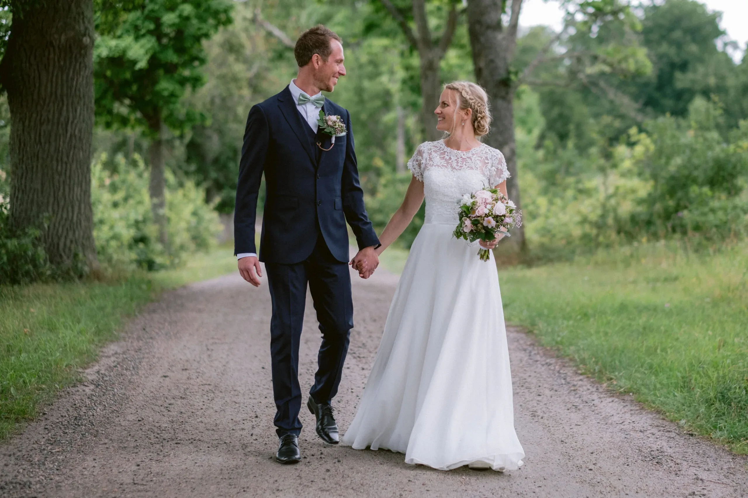 Elin & David under sitt sommarbröllop i Södermanland bild 11
