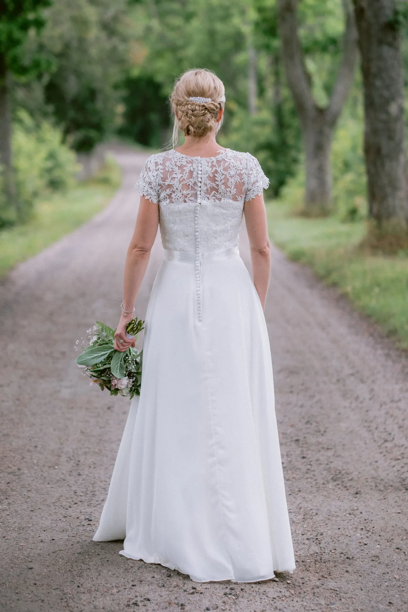 Elin & David under sitt sommarbröllop i Södermanland bild 12