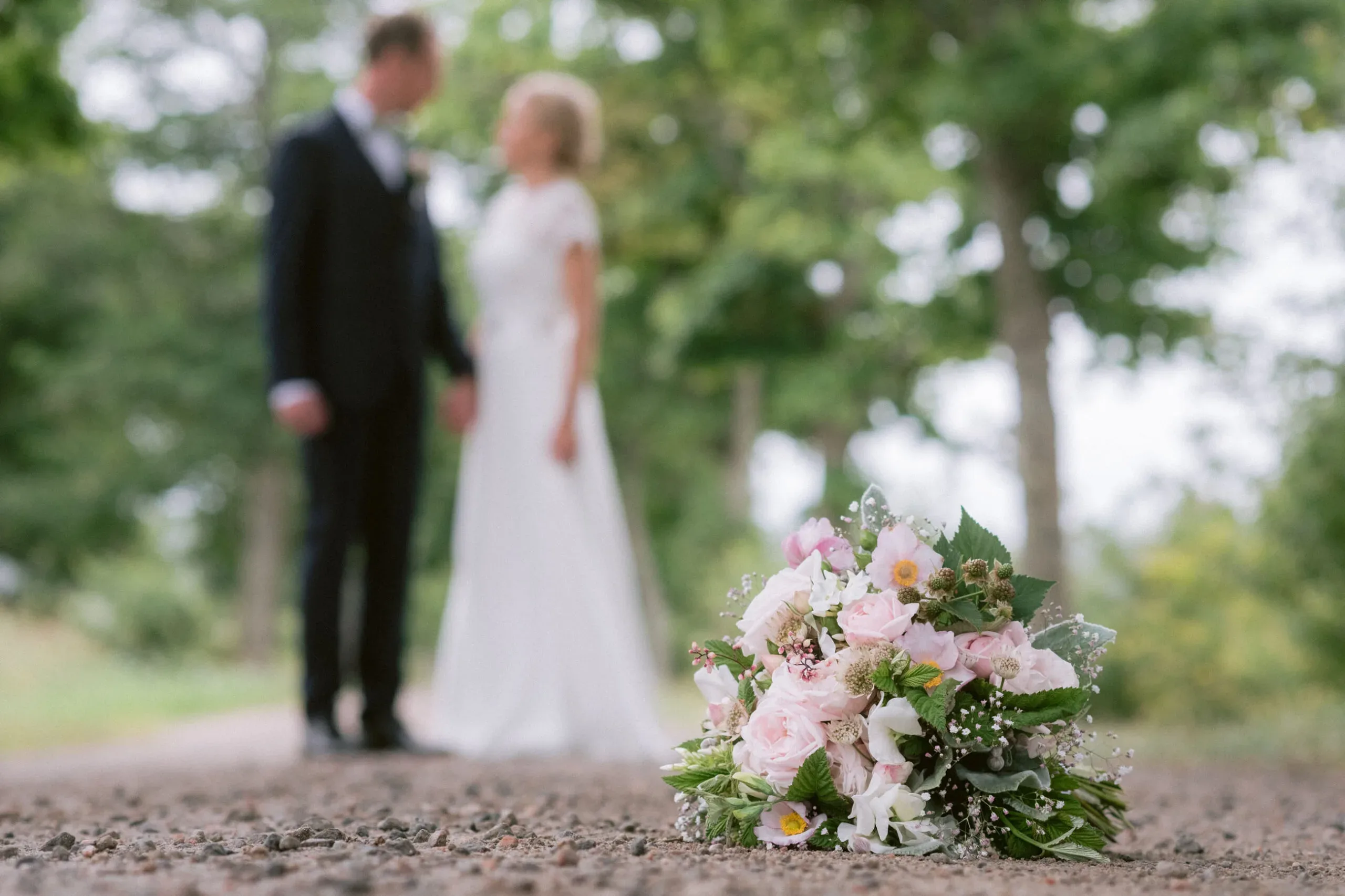 Elin & David under sitt sommarbröllop i Södermanland bild 14