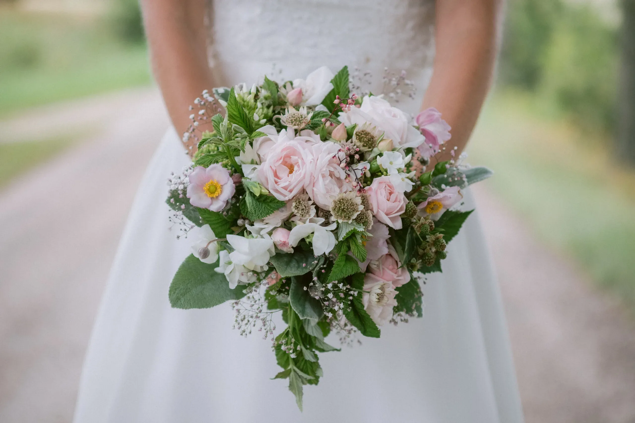 Elin & David under sitt sommarbröllop i Södermanland bild 15