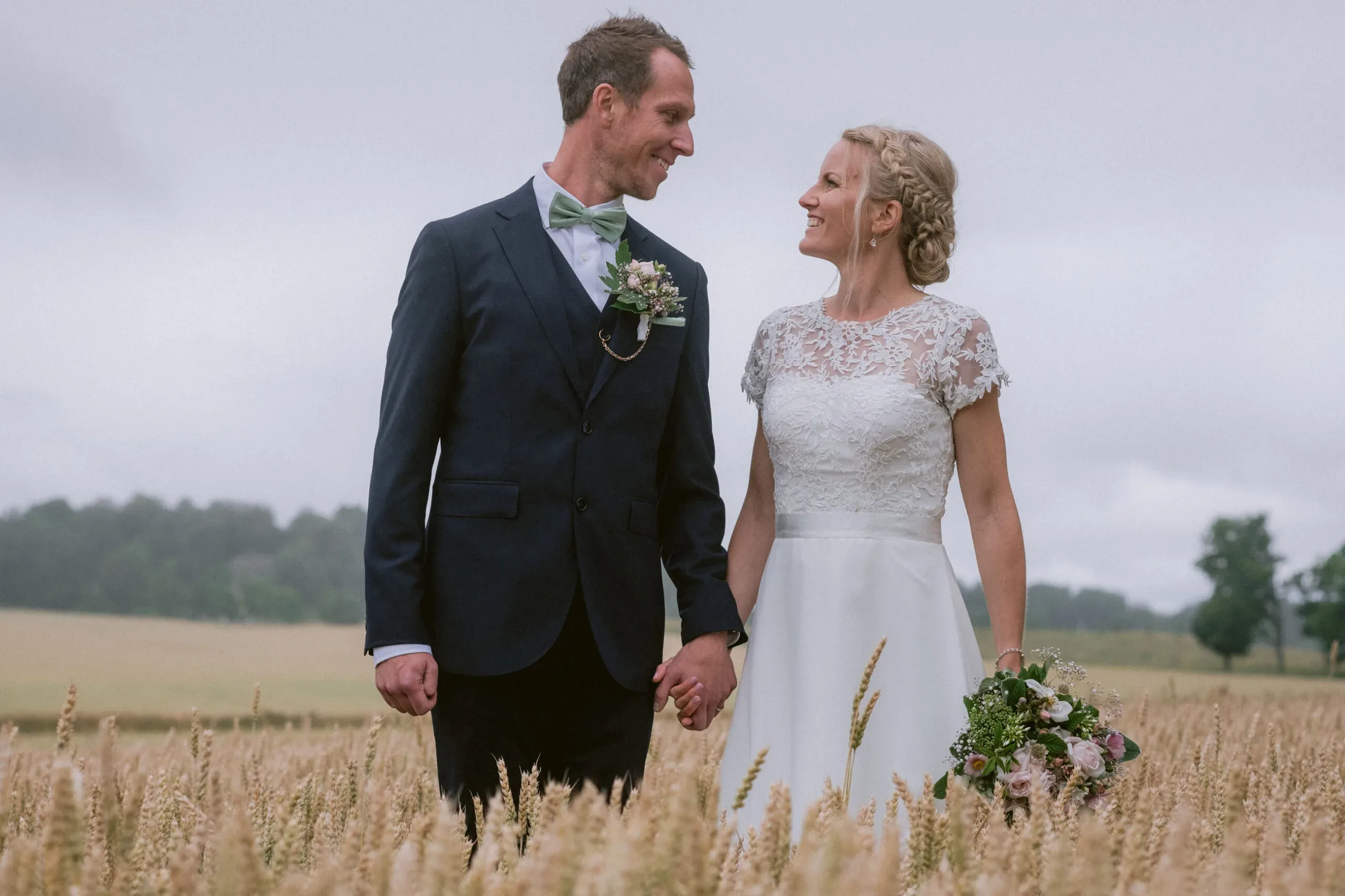 Elin & David under sitt sommarbröllop i Södermanland bild 18