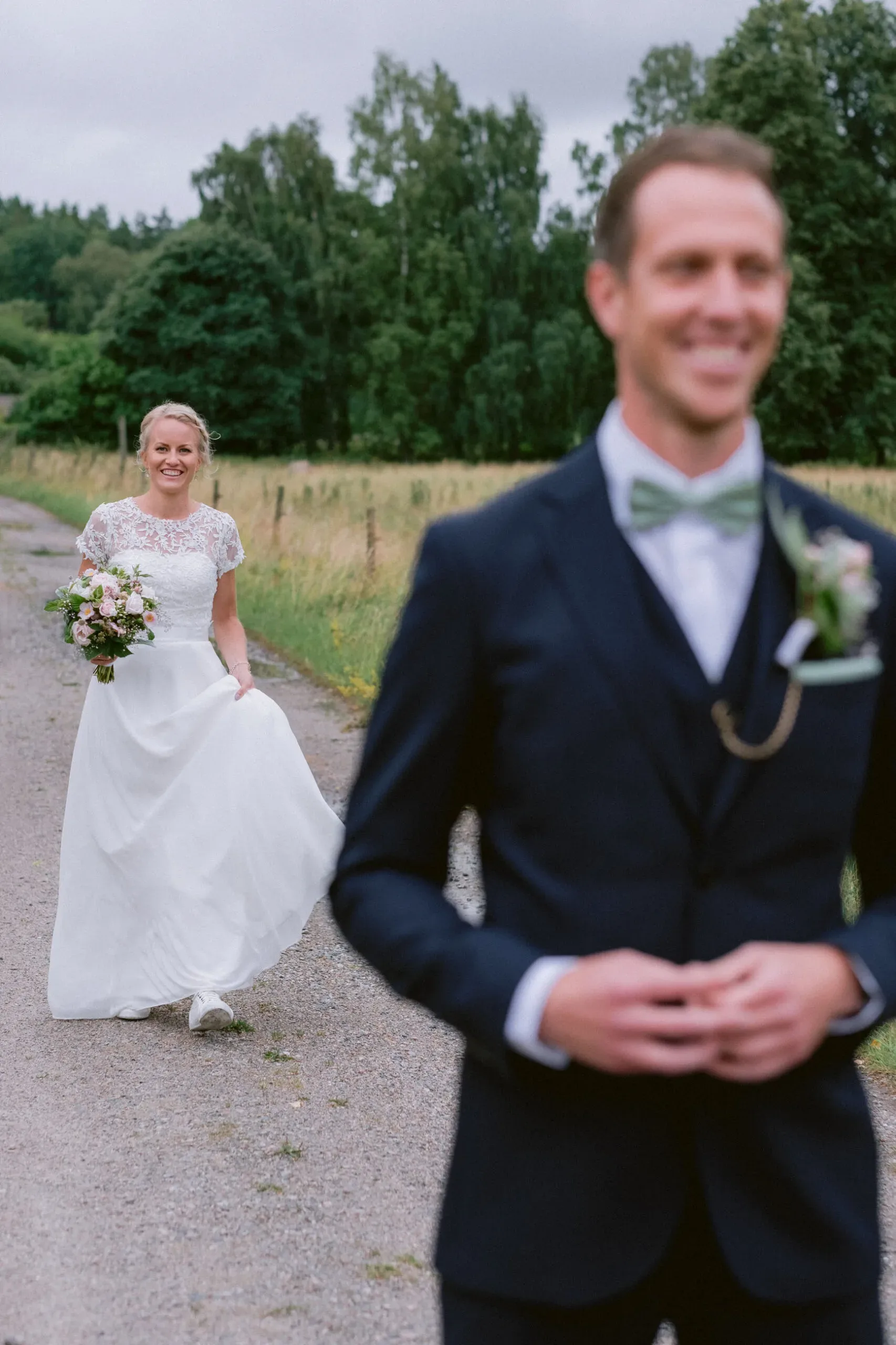 Elin & David under sitt sommarbröllop i Södermanland bild 2