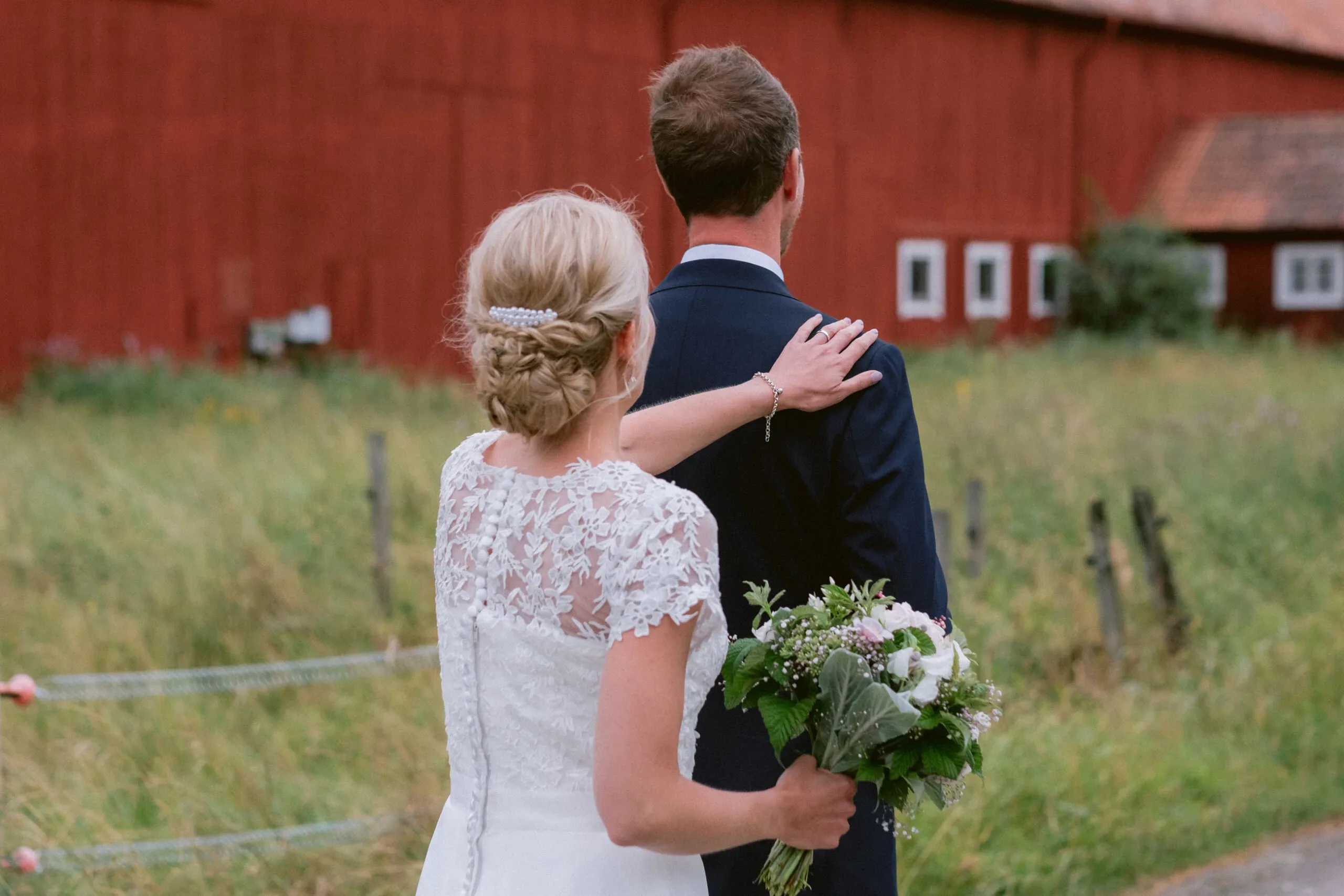 Elin & David under sitt sommarbröllop i Södermanland bild 1