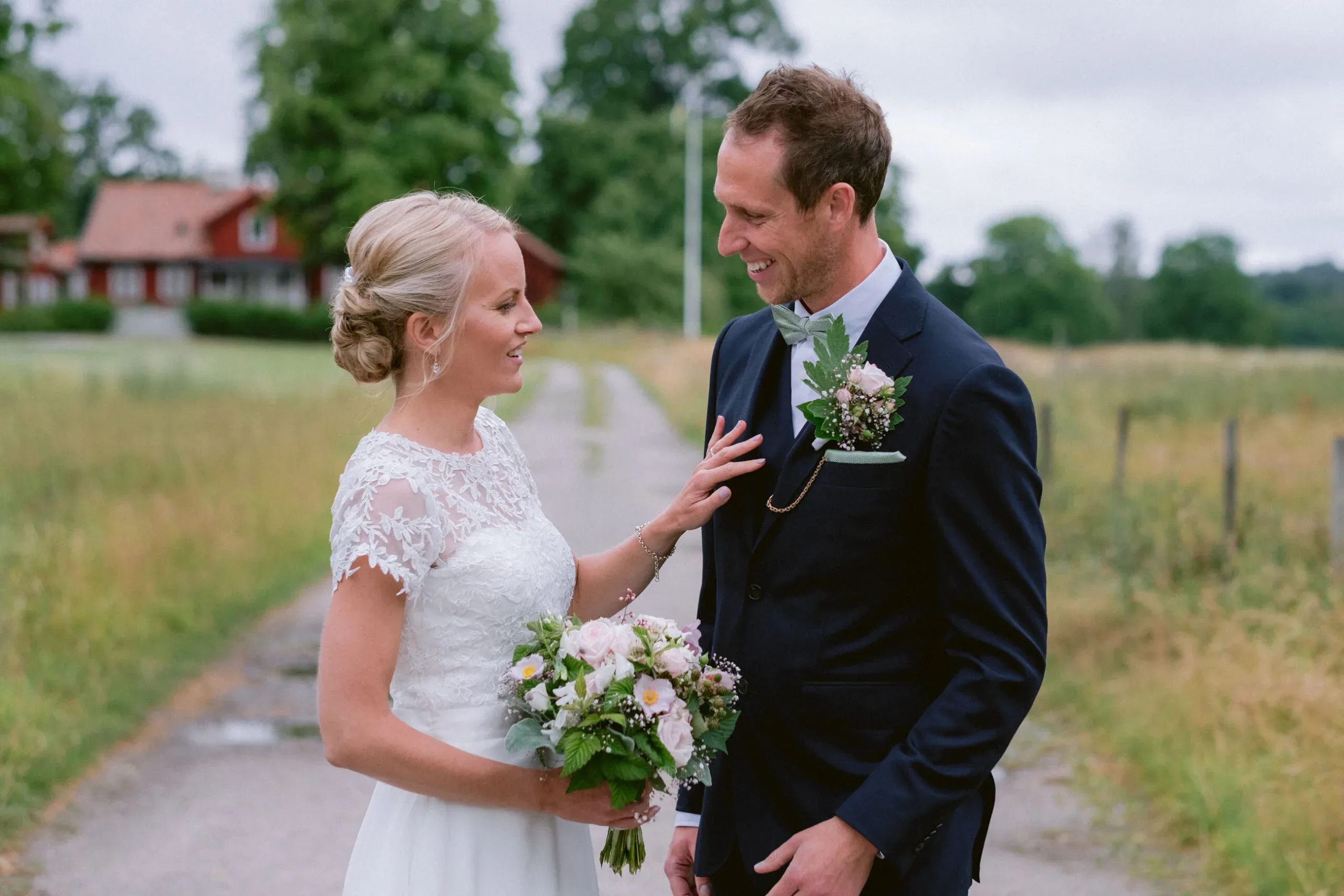 Elin & David under sitt sommarbröllop i Södermanland bild 4
