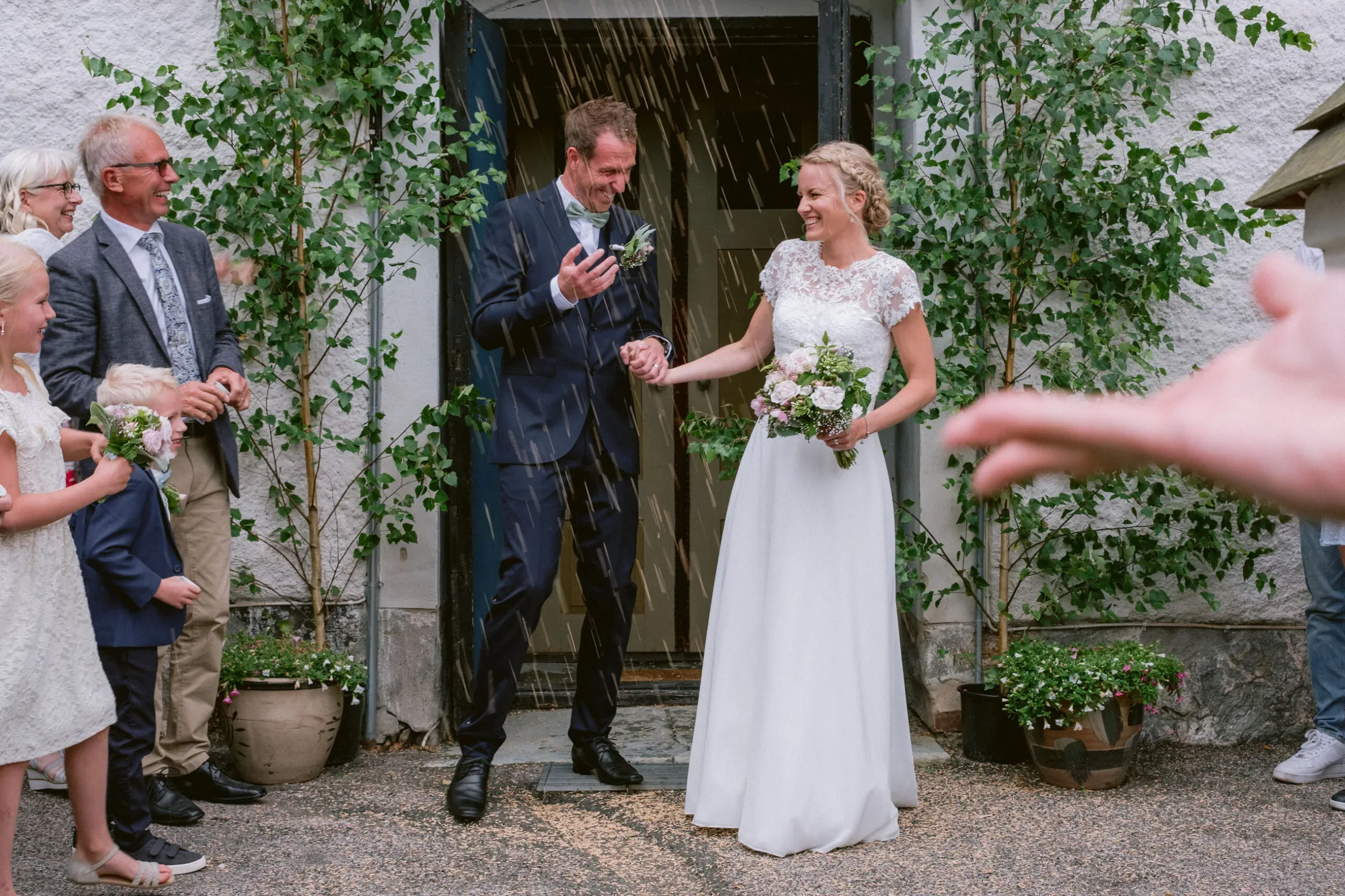 Elin & David under sitt sommarbröllop i Södermanland bild 6