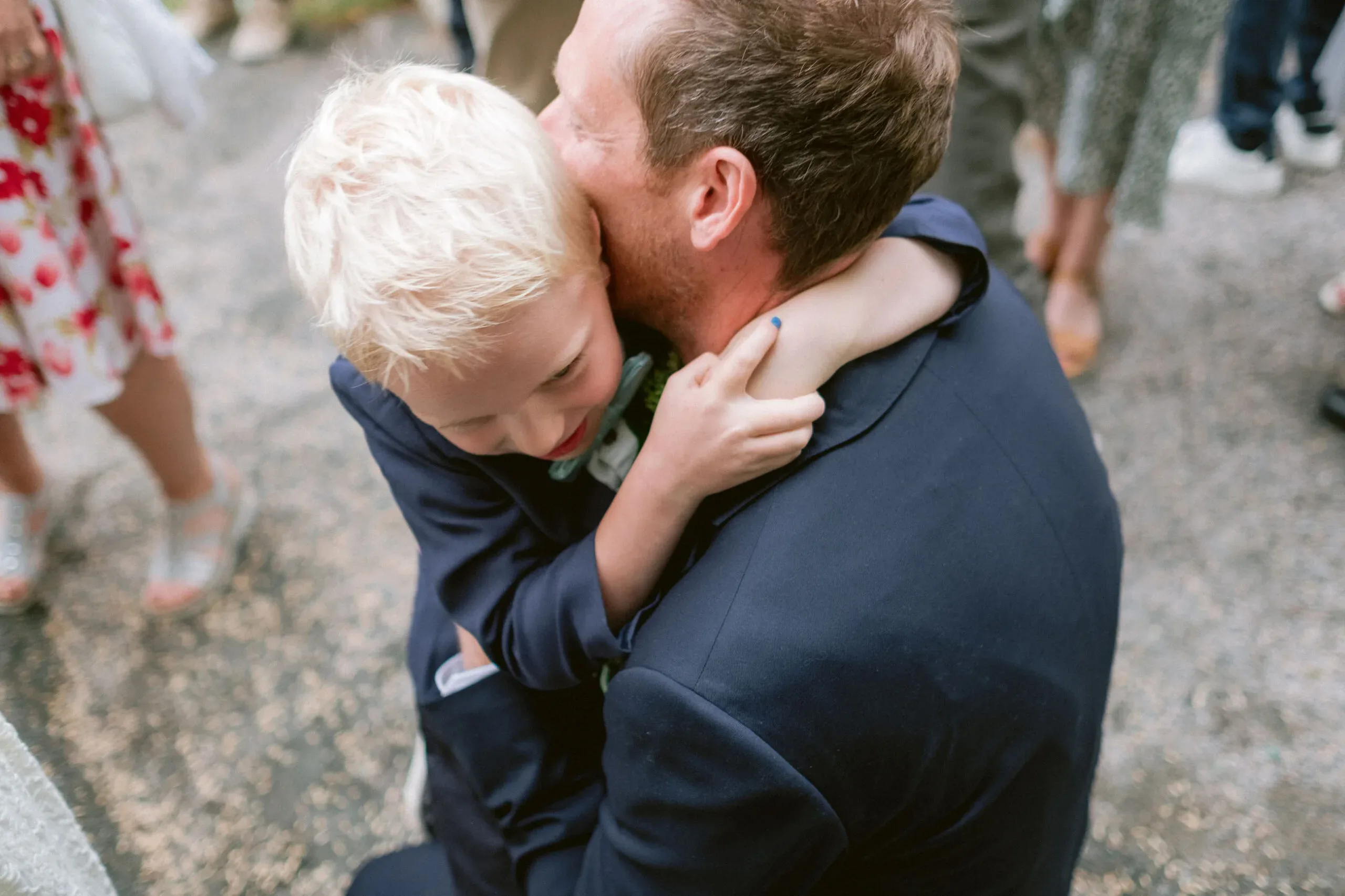 Elin & David under sitt sommarbröllop i Södermanland bild 7